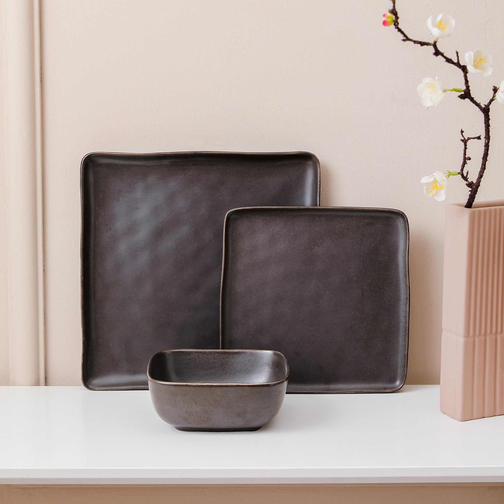 Premium Jonny Stoneware Dinnerware Set - Elegant Brown 16-Piece Dinnerware for Family & Entertaining - Durable Stoneware Plates, Bowls & Mugs for Everyday Use & Special Occasions