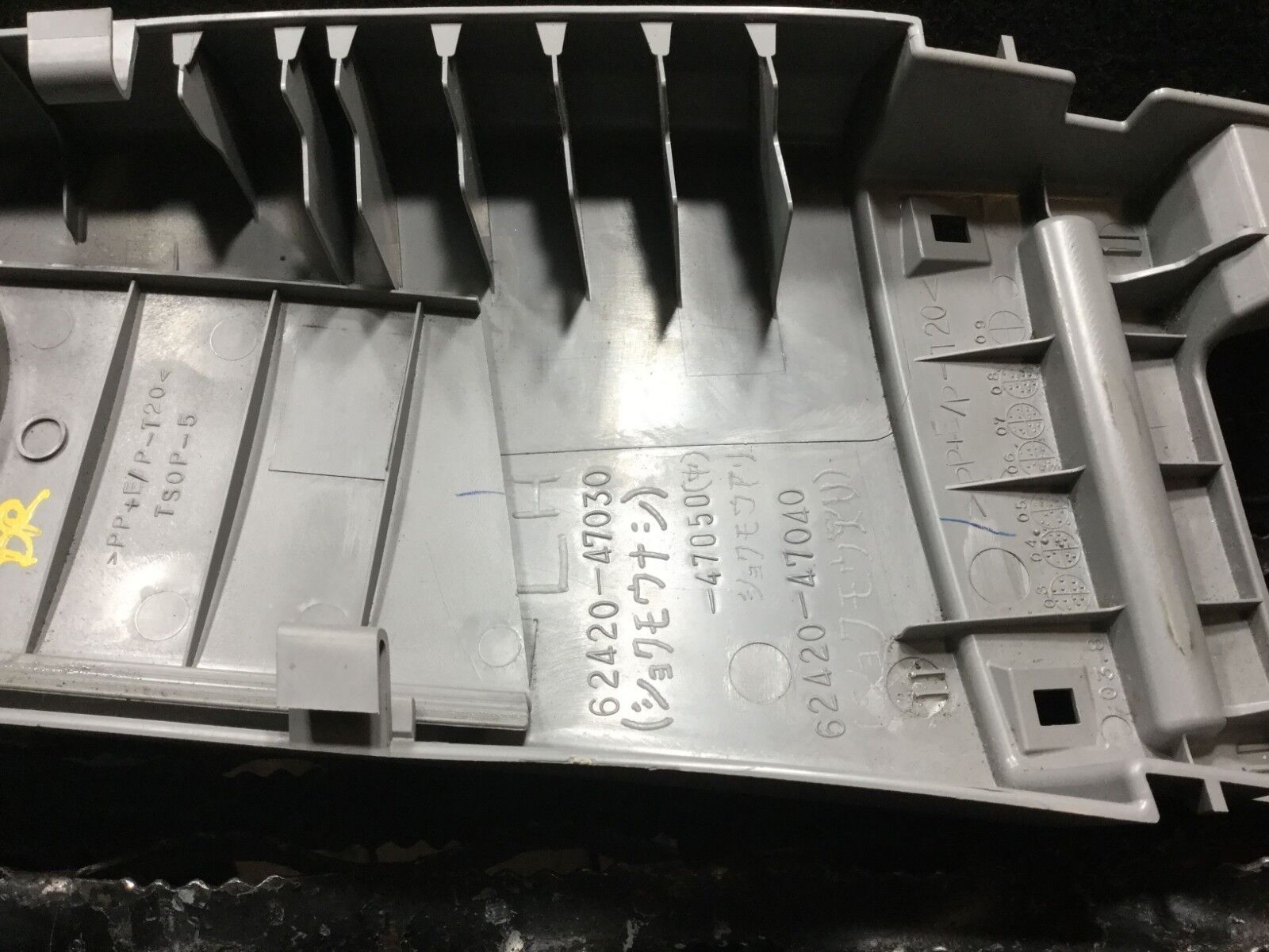 2005-2009 Toyota Prius OEM Left Center Seatbelt Upper B Pillar Trim Replacement - Perfect for Car Interior Repair & Safety Enhancement
