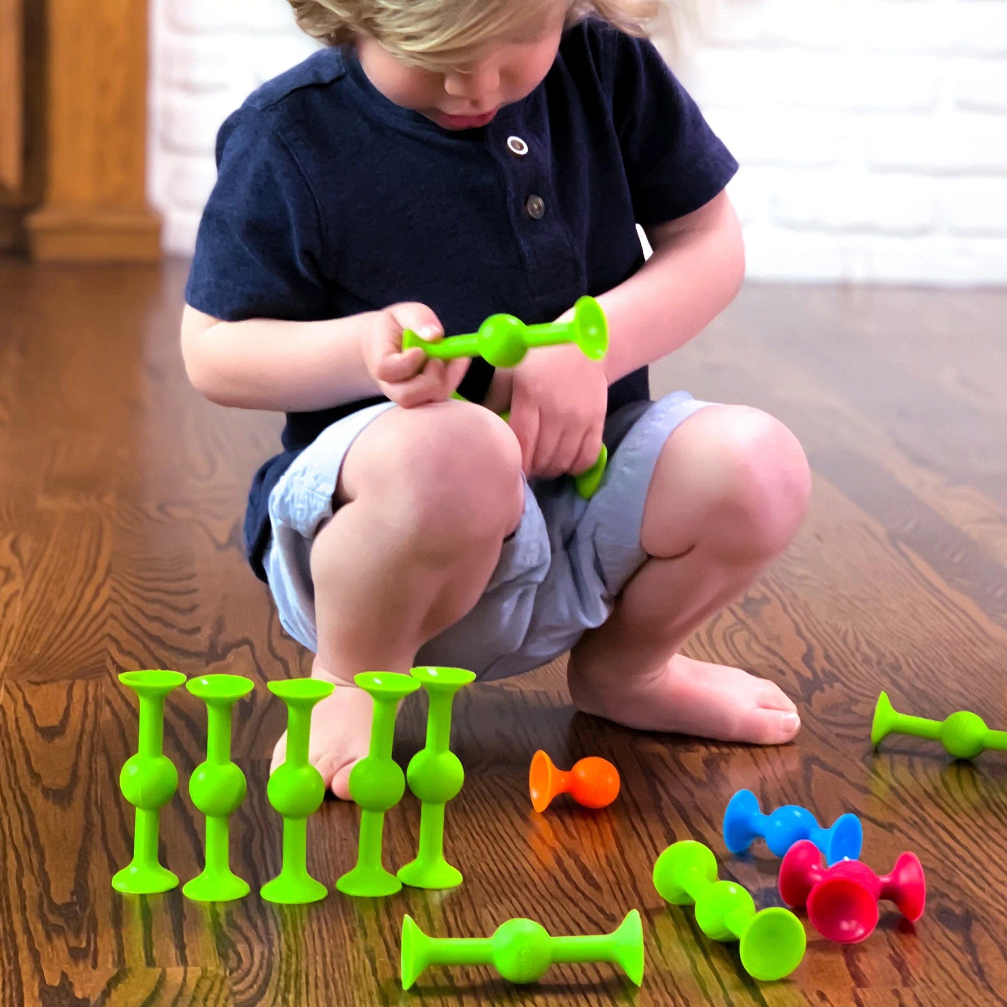 Fat Brain Toys Squigz Deluxe Set - 50-Piece STEM Learning Building Toy for Kids, Creative Construction & Sensory Play - Perfect for Home, Classroom & Travel Activities