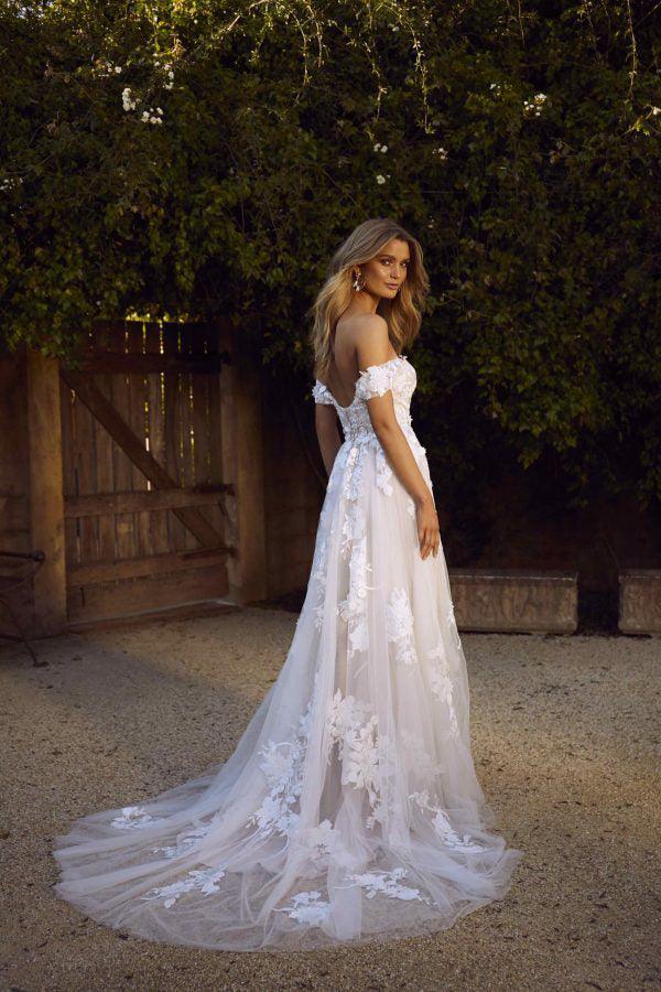 Elegant A-Line Off-the-Shoulder Lace Tulle Wedding Dress - Rustic Boho Bridal Gown TN232 | Perfect for Beach, Garden & Outdoor Wedding Ceremonies