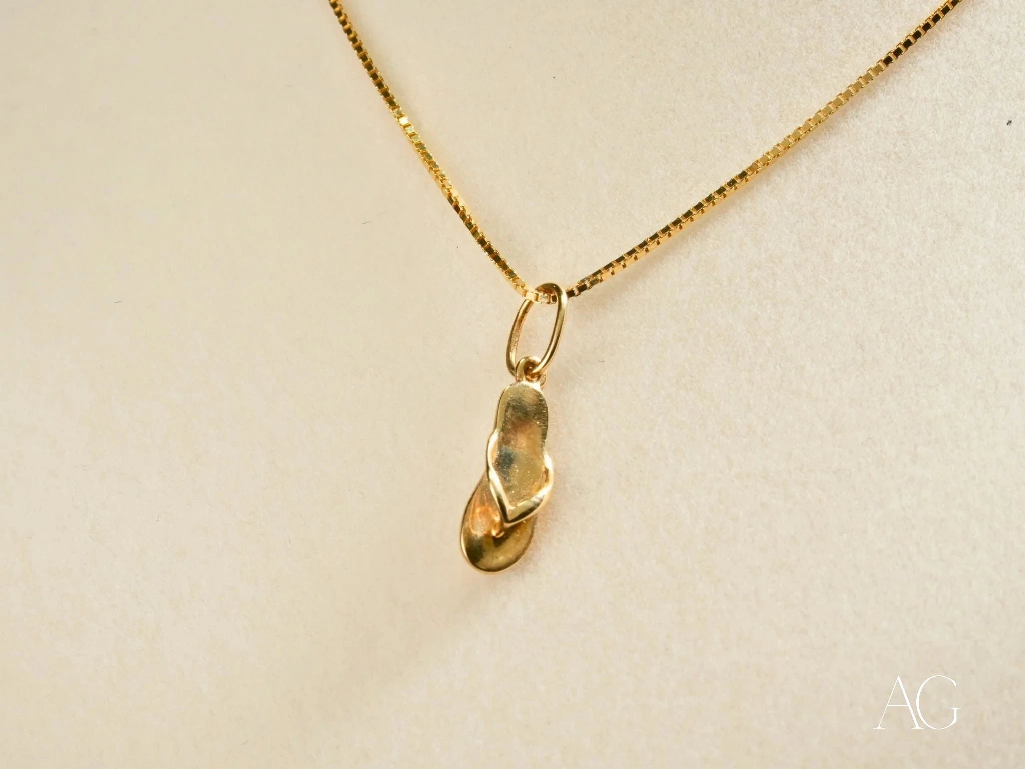 Golden Flip Flop Pendant Necklace - 14K Gold Plated Beach Jewelry for Women - Perfect for Summer Vacations, Pool Parties & Boho Fashion
