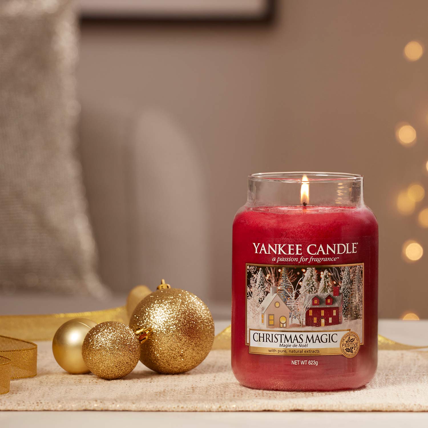 Yankee Candle Medium Jar Candle - Christmas Magic Scented Candle in Red | Holiday Home Decor, Gift Idea & Festive Ambiance for Christmas Parties