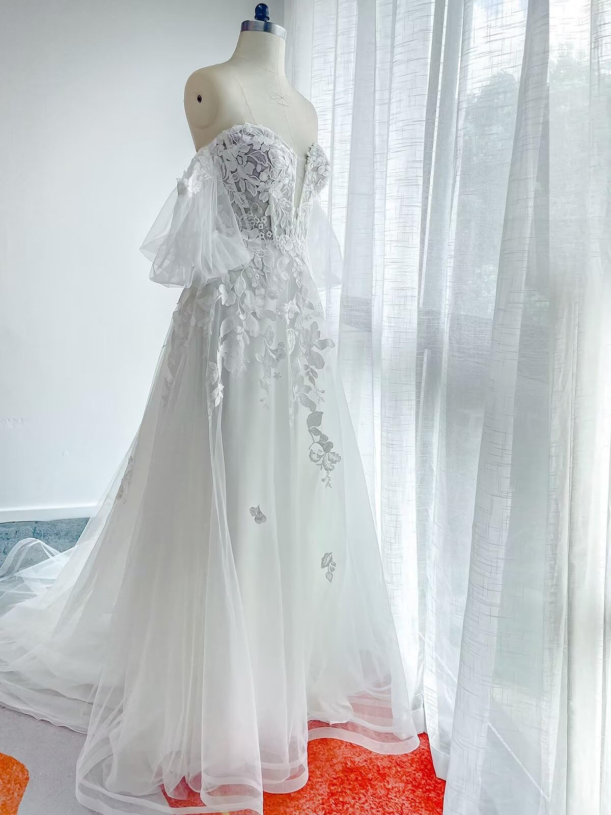Elegant Off-the-Shoulder Tulle Wedding Dress with Sweetheart Neckline & Lace Applique - A-Line Floor-Length Formal Bridal Gown for Bride | Perfect for Church Ceremonies, Beach Weddings, and Romantic Vows