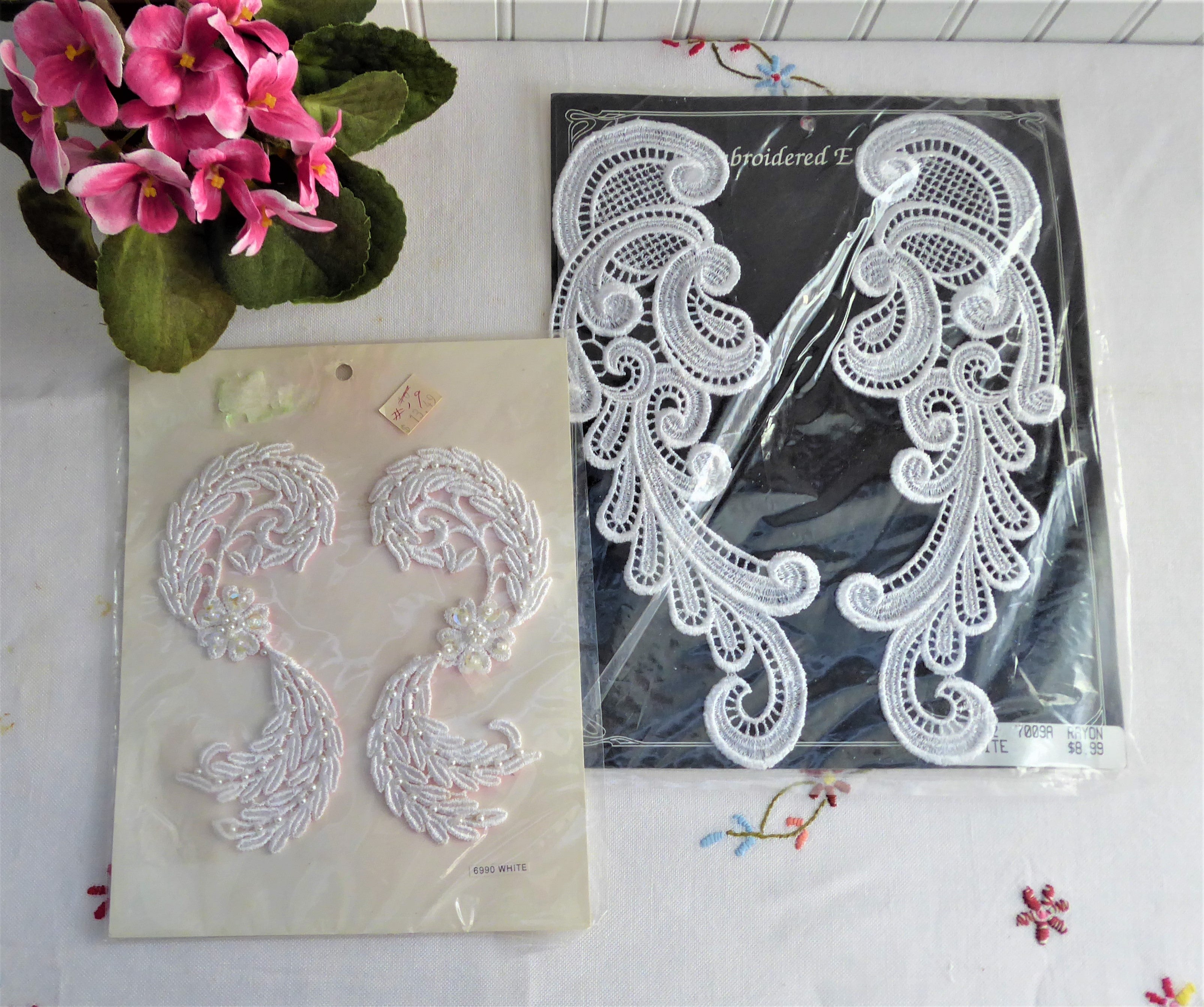 Vintage 1980s Unopened White Pearl Lace Applique Collar - Elegant Lace Inset for DIY Crafts, Wedding Dress Embellishment & Costume Accessories