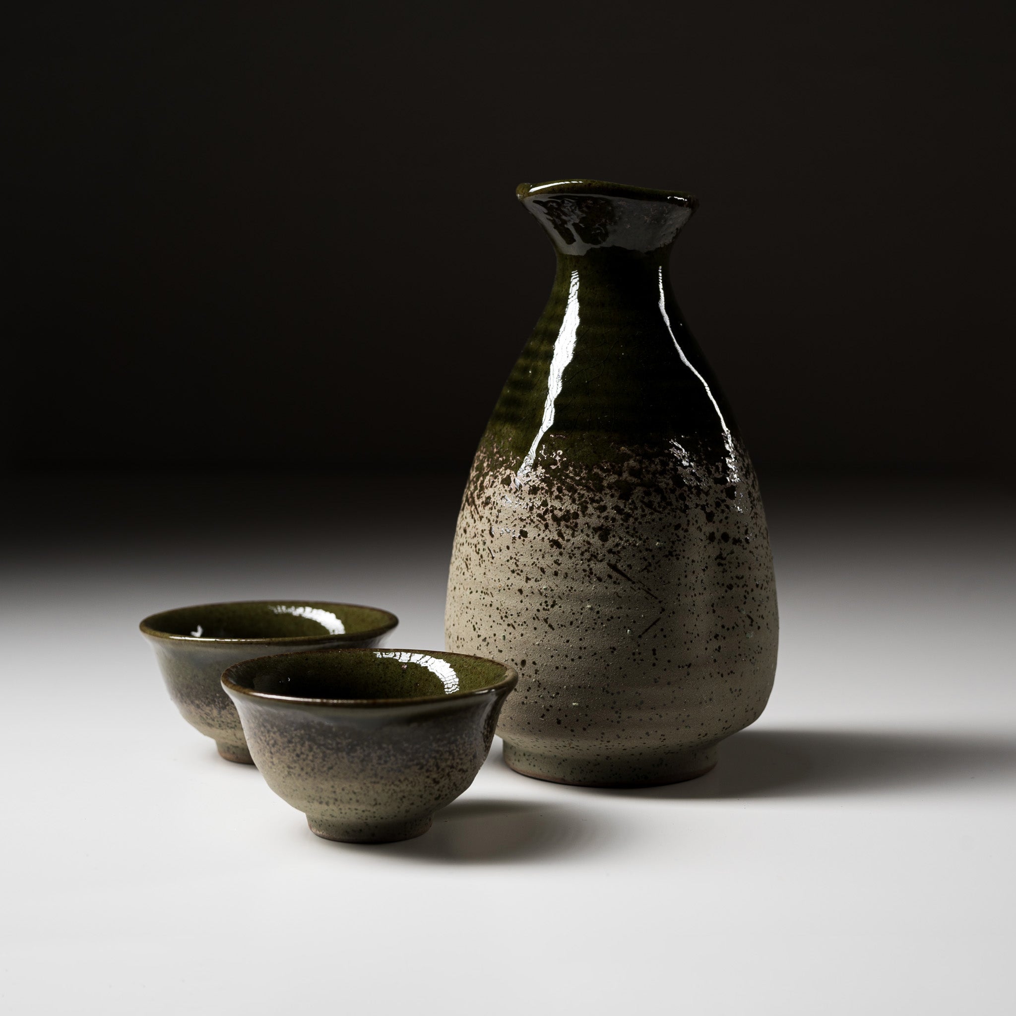 Traditional Japanese Mino Ware Pottery Sake Set - Handcrafted Oribe Style Ceramic Sake Bottle & Cups - Authentic Yamai Ito Collection - Perfect for Japanese Tea Ceremonies, Gift Giving & Home Decor