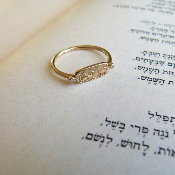 Gold Lion Signet Ring for Women - Elegant & Stylish Jewelry Gift for Her - Perfect for Engagements, Weddings & Special Occasions
