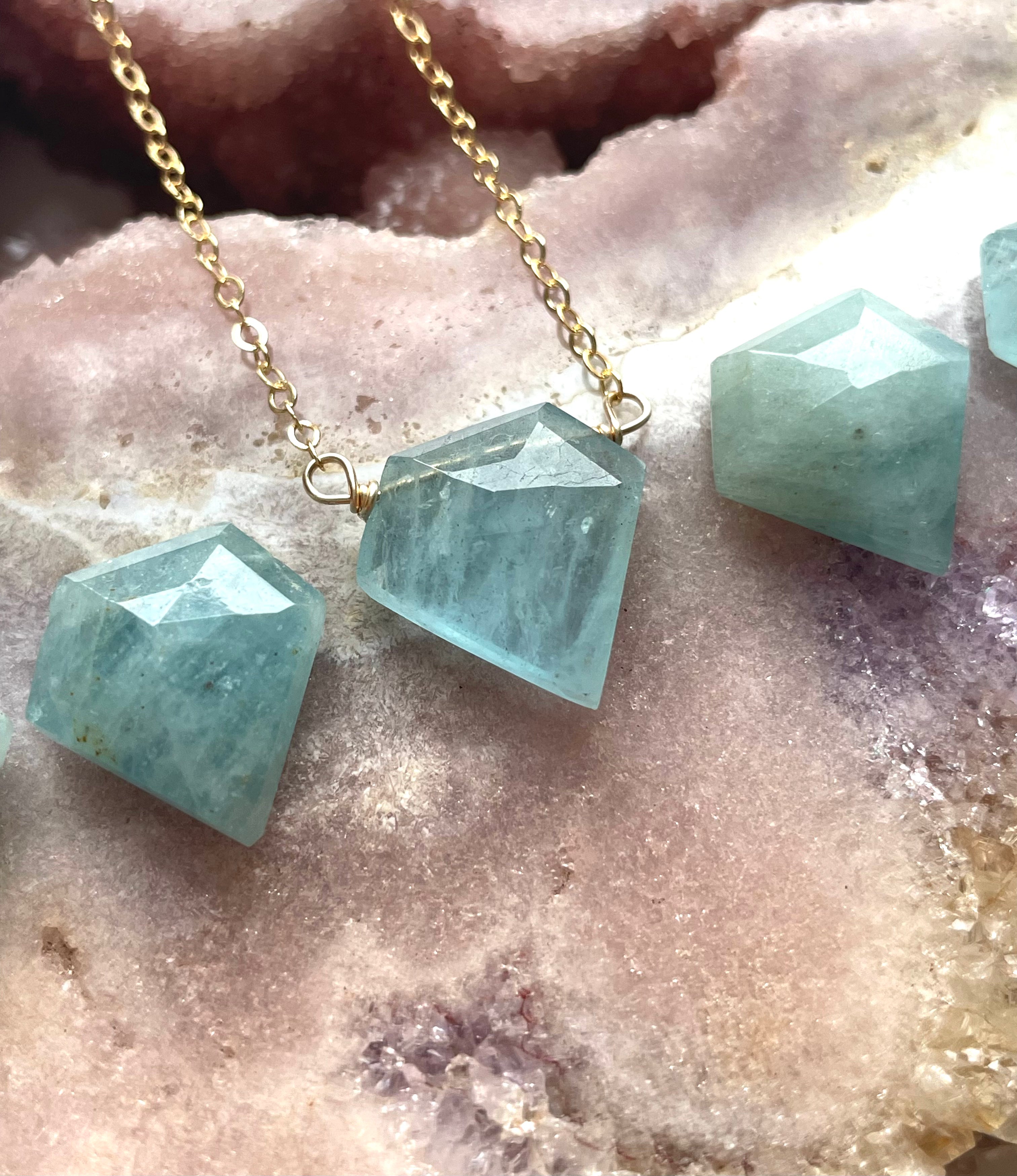 Natural Raw Aquamarine Pendant Necklace - March Birthstone Jewelry for Women, Birthday Gift, Healing Crystal, Boho Chic Style | Perfect for Everyday Wear, Special Occasions & Spiritual Healing