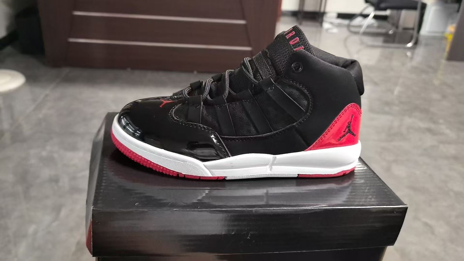 Kids Jordan Max Aura Bred Basketball Shoes - High-Performance Sneakers for Boys & Girls - Perfect for School, Sports & Casual Wear