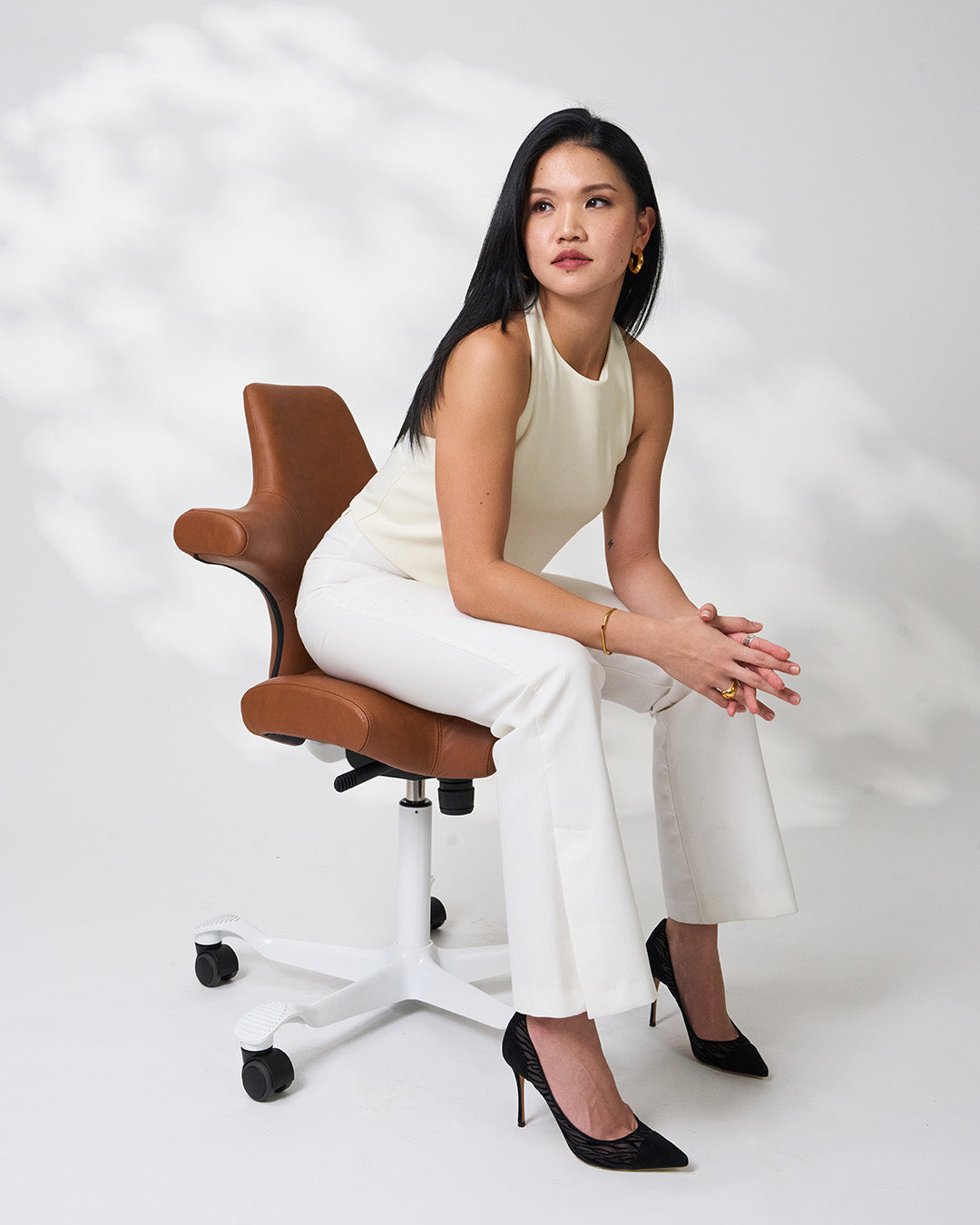 HÅG Capisco 8106 Ergonomic Office Chair - Genuine Leather Wollsdorf Paloma Natur with White Base | Perfect for Home Office, Workspace & Gaming Setup