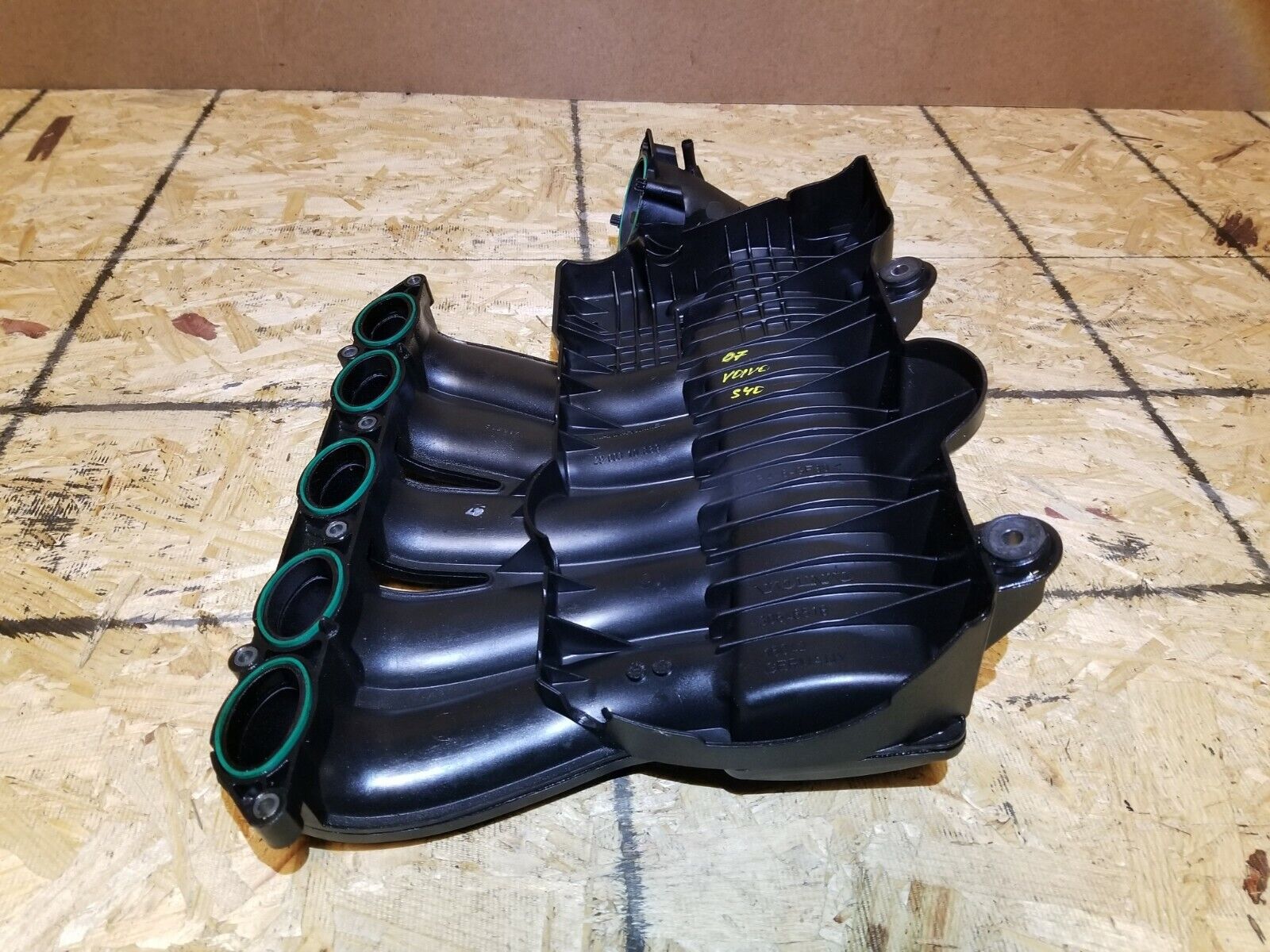 Original Volvo S40 2.4L Non-Turbo Intake Manifold (30646518) - OEM Replacement for 2005-2009 Models - Perfect for Engine Performance Upgrades & Repairs