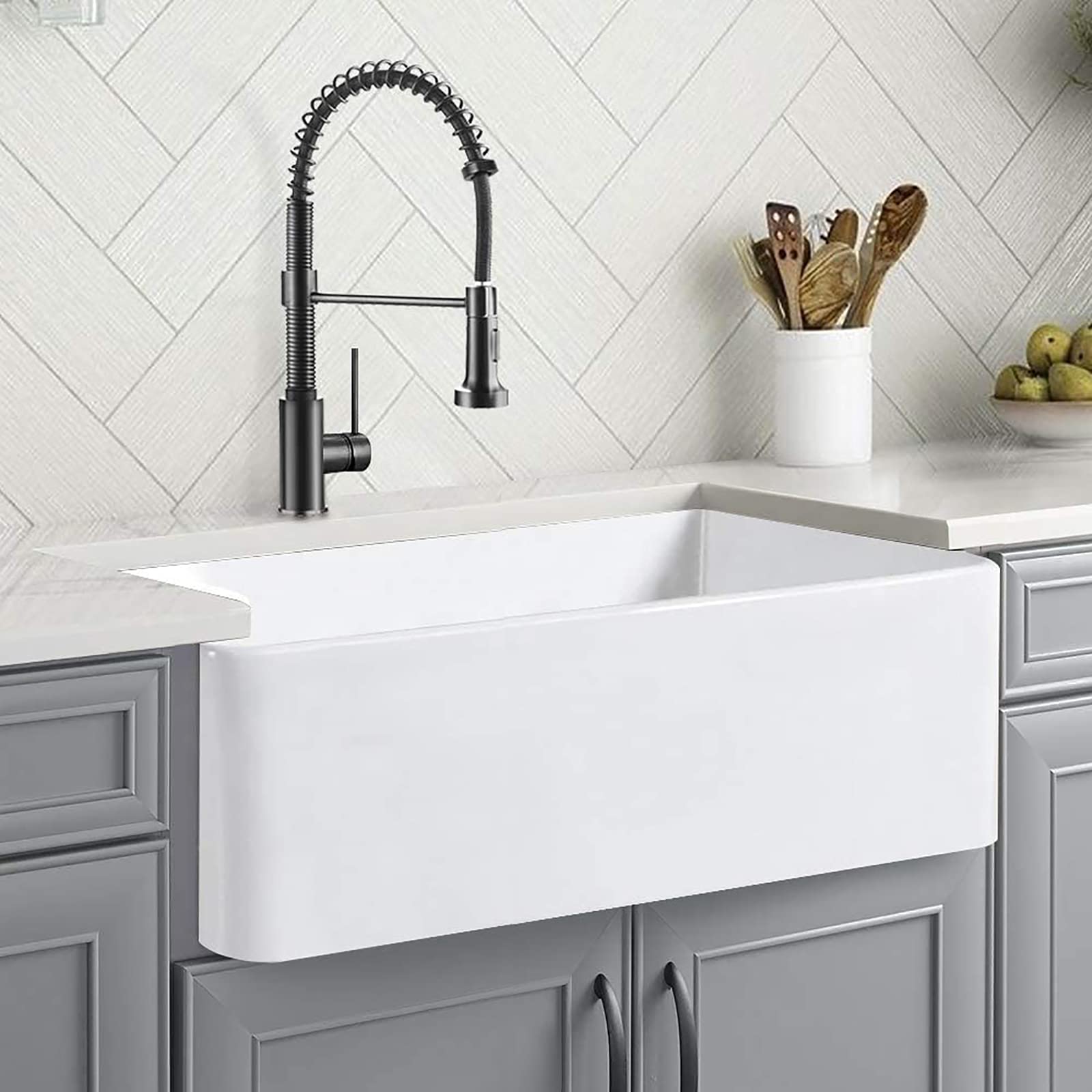 33 Inch White Farmhouse Sink - CELAENO Single Bowl Ceramic Apron-Front Kitchen Sink, Porcelain Farm Sink with Strainer & Protective Bottom Grid - Perfect for Rustic Kitchens, Farmhouse Renovations & Country Style Homes
