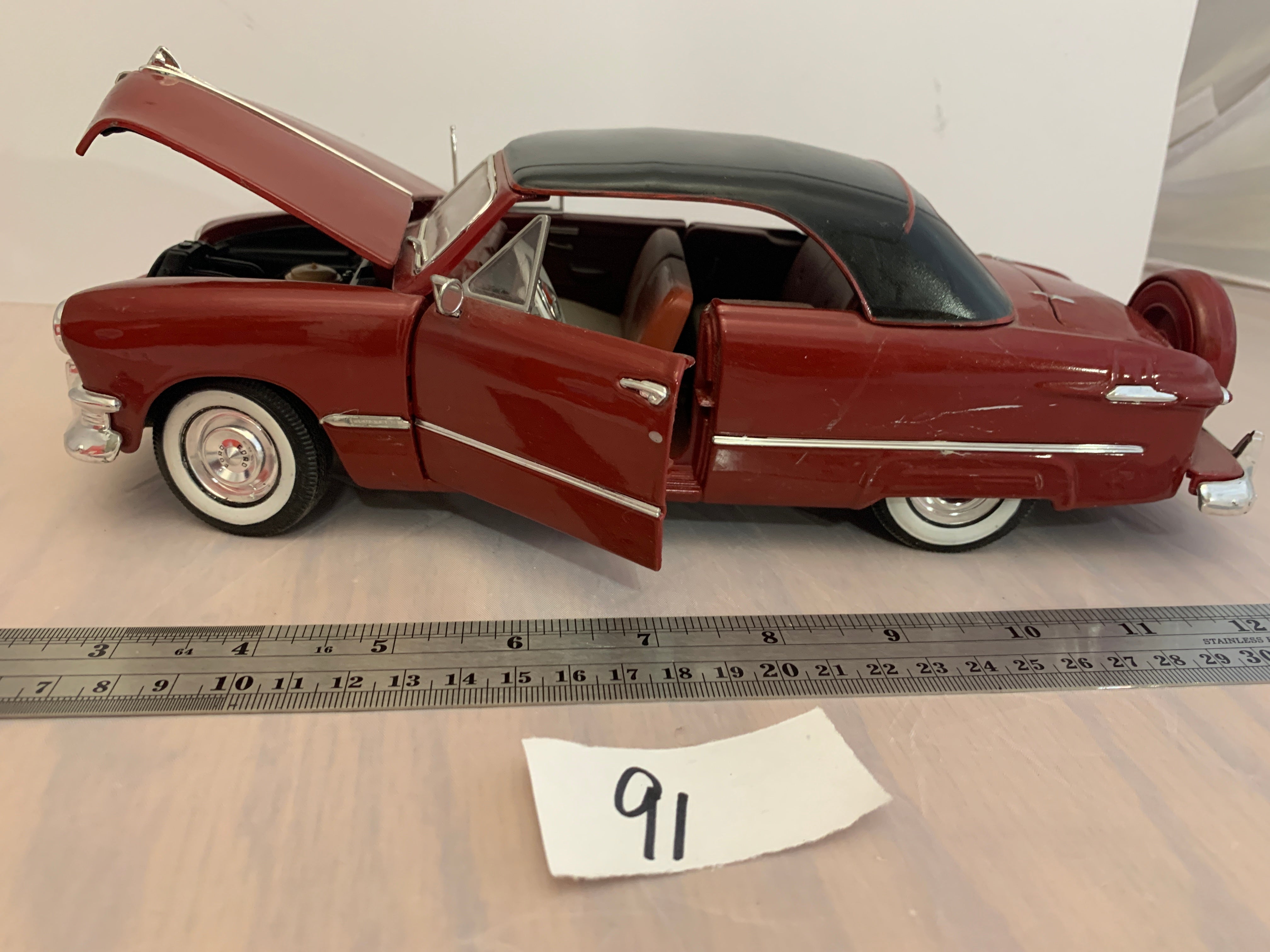 Maisto 1/18 Scale Diecast 1950 Ford Convertible Model Car - Classic Vintage Collectible for Display, Gift, or Car Enthusiasts