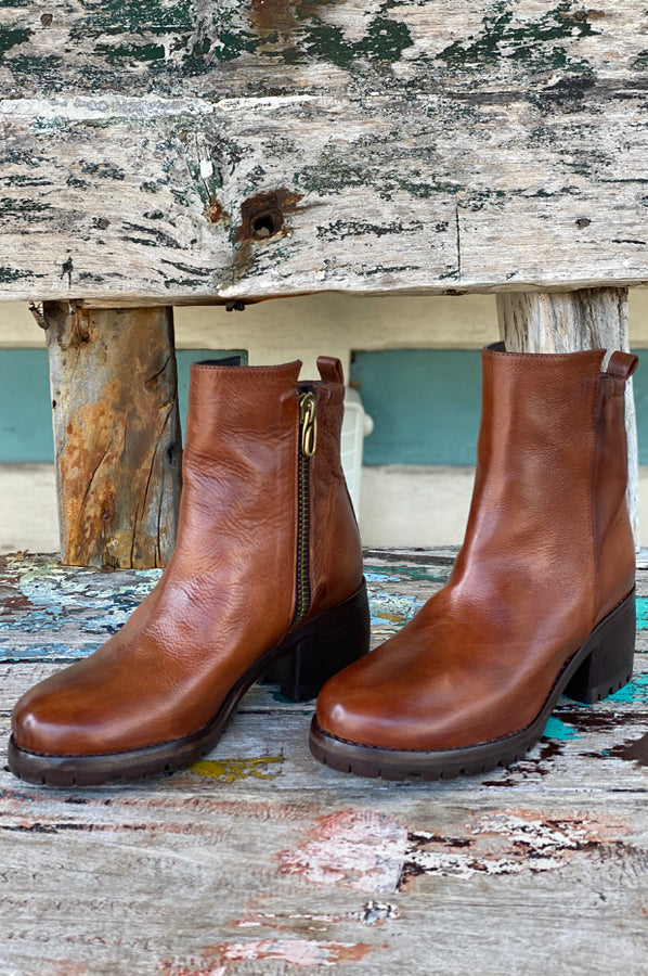 Premium Brown Leather Boots for Men & Women - Comfortable & Stylish for Outdoor Hiking, Work & Casual Wear