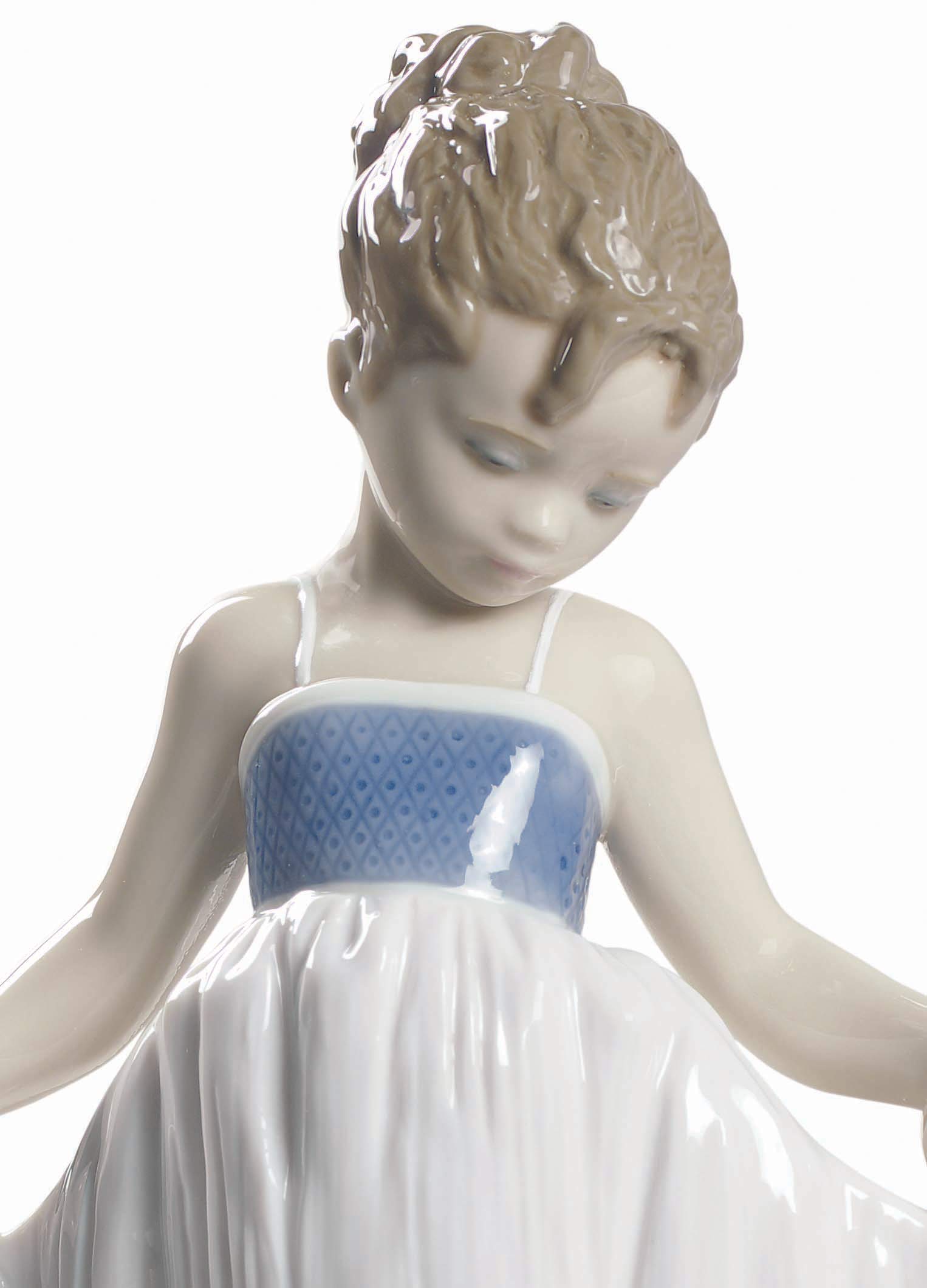 LLADRÓ 'Look at My Dress' Porcelain Girl Figurine - Elegant Collectible Home Decor for Display & Gifting