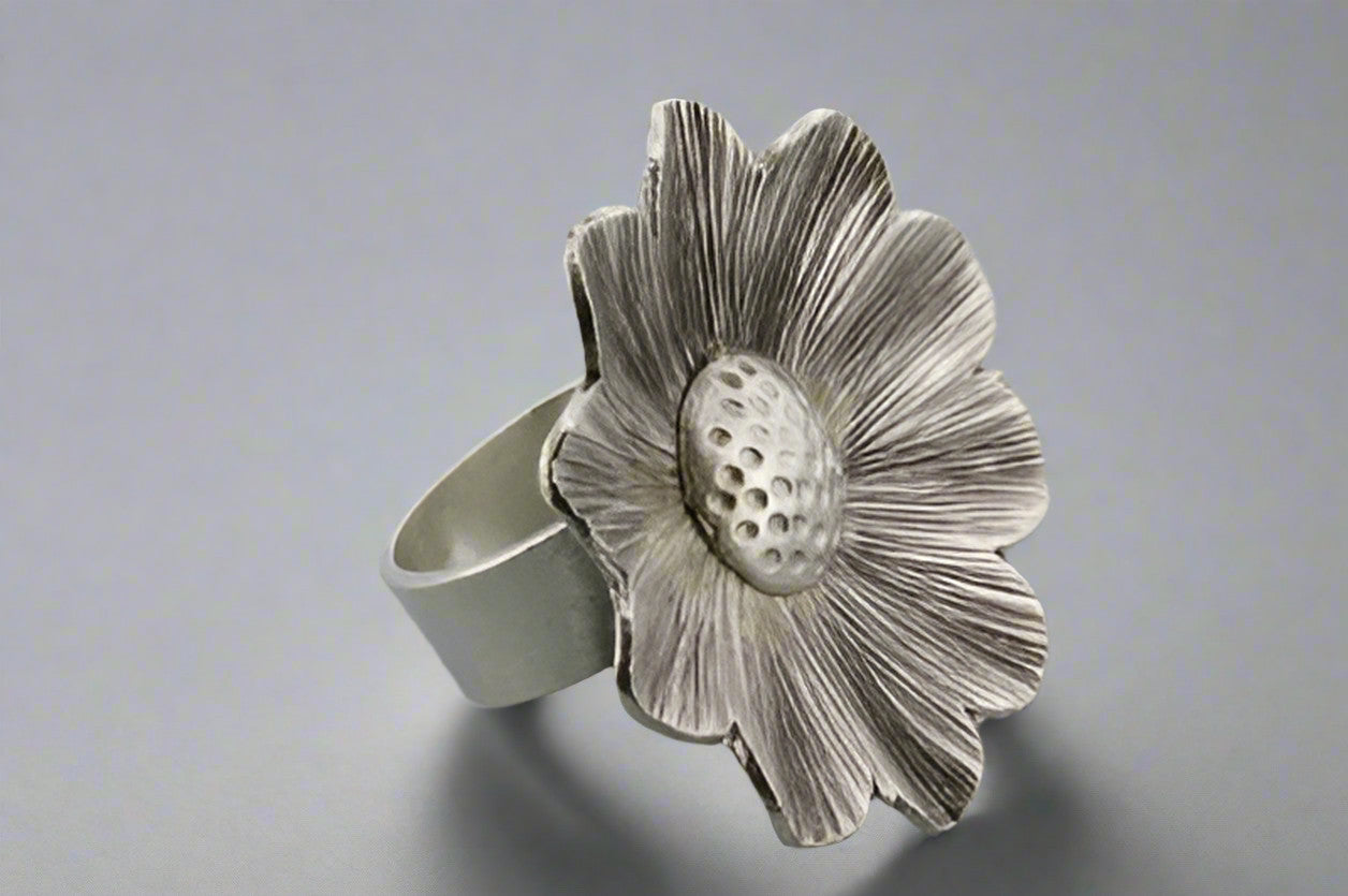 Large Daisy Ring in Pure Silver - Elegant Floral Jewelry for Women, Perfect for Everyday Wear & Special Occasions