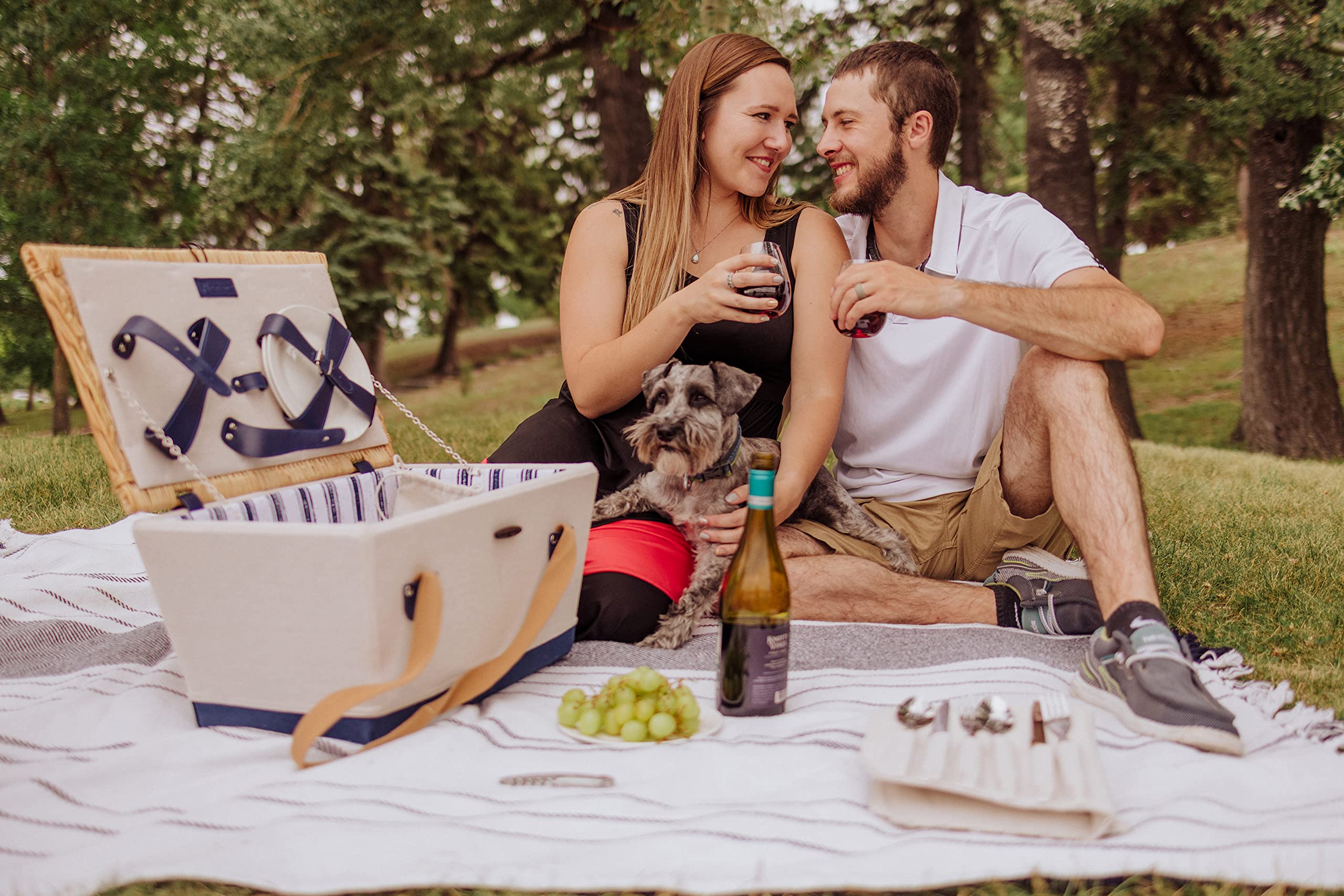 PICNIC TIME Boardwalk Picnic Basket Set - Romantic Wicker Picnic Basket with Complete Accessories for 2 - Perfect for Beach, Park, and Outdoor Date Nights