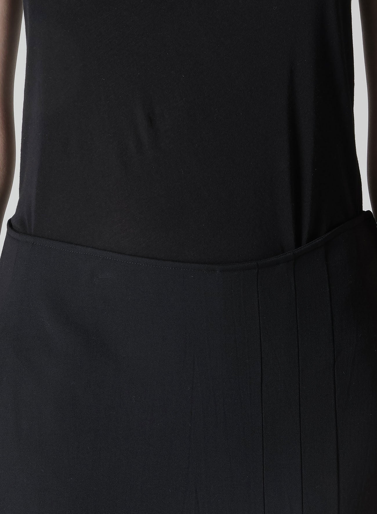 Damaged Gabardine Slim Skirt with Tuck Detail - Women's Fashion Staple for Office, Party & Casual Outfits