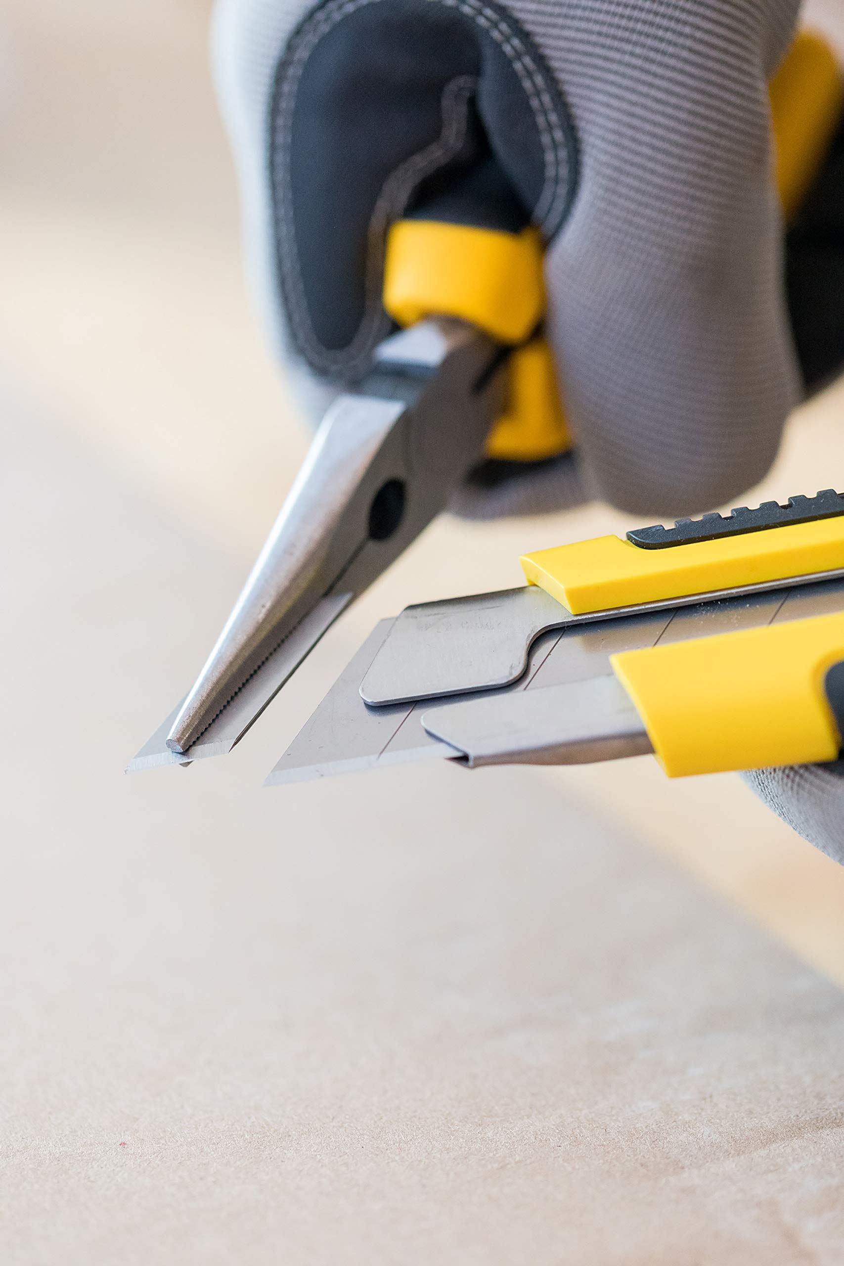 Stanley 0-10-425 Retractable Utility Knife with Snap-Off Blades, Black and Yellow Handle - Perfect for Construction, Crafting, and DIY Projects