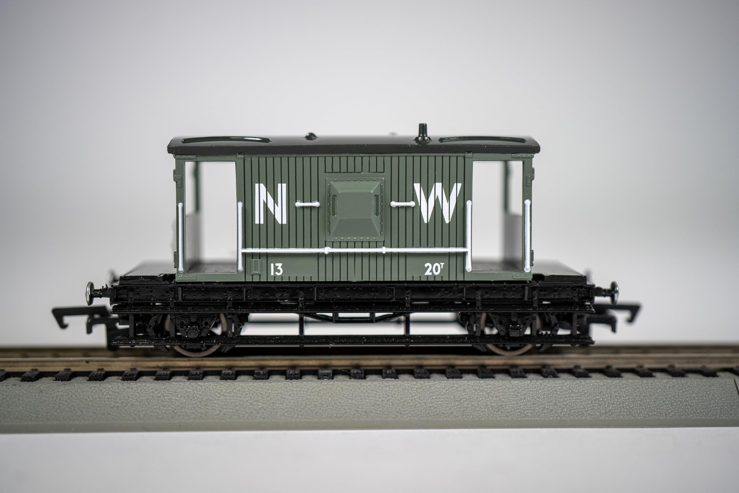 Thomas & Friends Spiteful Brake Van - HO Scale Model Train for Kids & Collectors - Perfect for Train Layouts, Displays & Gifts