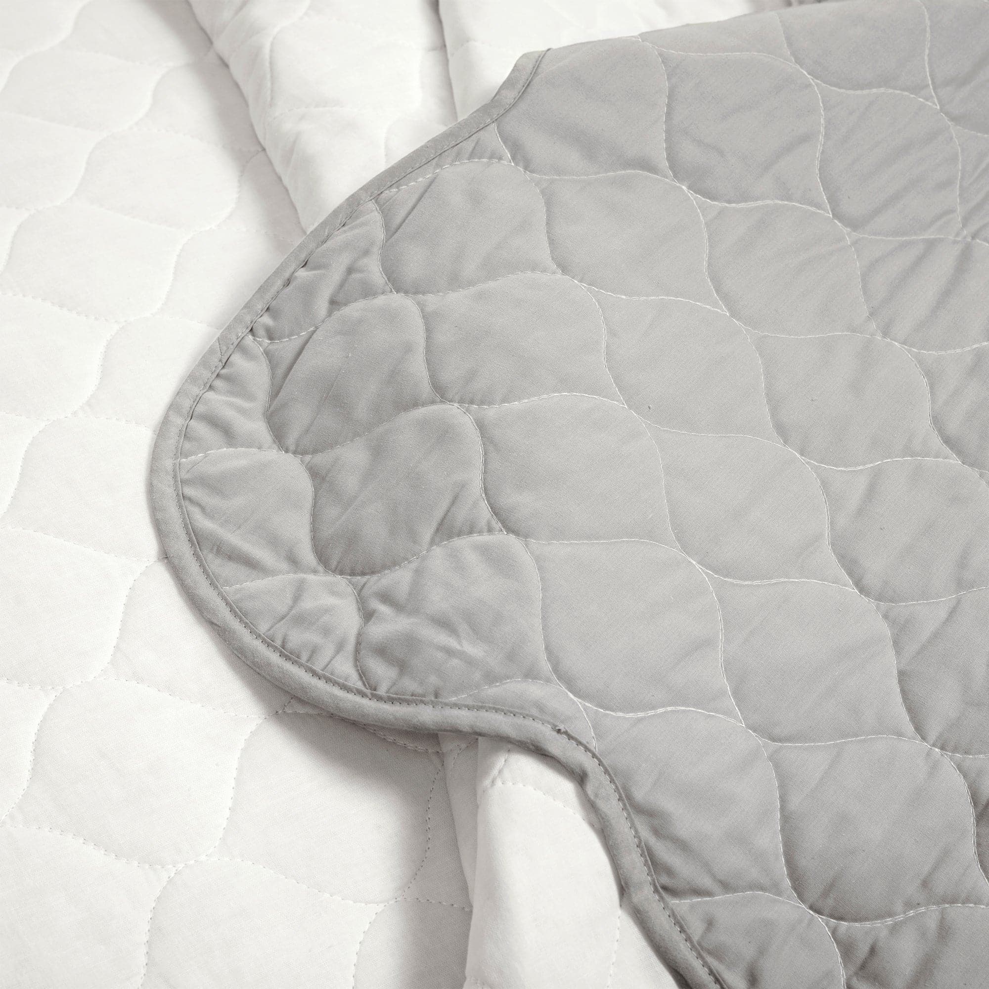Coastal Chic Scalloped Edge Reversible Quilt 3-Piece Bedding Set | Soft & Breathable Comforter with Duvet Cover & Shams | Perfect for Beach House, Guest Room & Coastal Decor