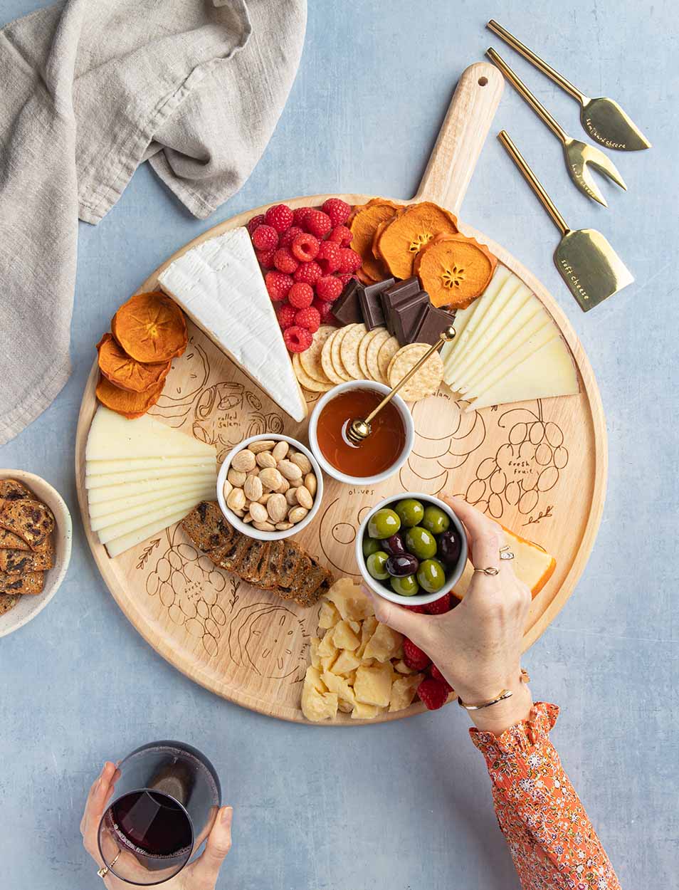 Meg Quinn Round Charcuterie Board with Handle - 22 x 17 Inches - Perfect for Cheese, Charcuterie & Entertaining - Elegant Serving Tray for Parties, Weddings & Gifts