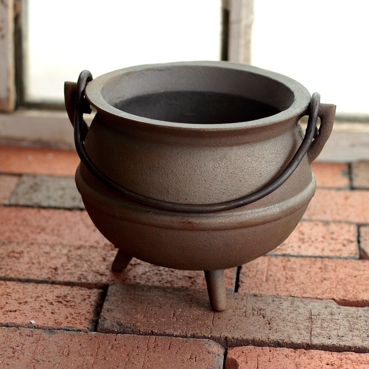 2 Quart Cast Iron Pot - Heavy Duty Dutch Oven for Cooking, Baking & Serving - Perfect for Soups, Stews, Casseroles & Bread Making