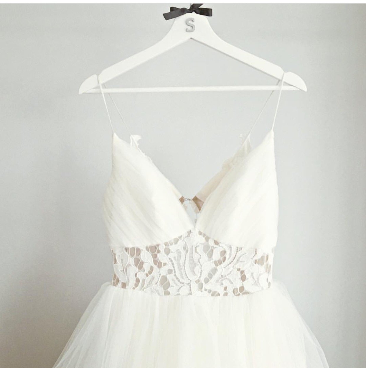 Elegant A-Line V-Neck Ruffled Tulle Wedding Dress with Lace Appliques - Perfect for Princess Brides, Church Ceremonies & Romantic Photoshoots