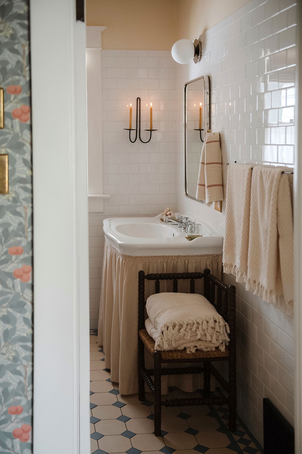 Soft & Absorbent Izzy Hand Towel - Quick Drying, Skin-Friendly for Bathroom, Kitchen & Gym Use