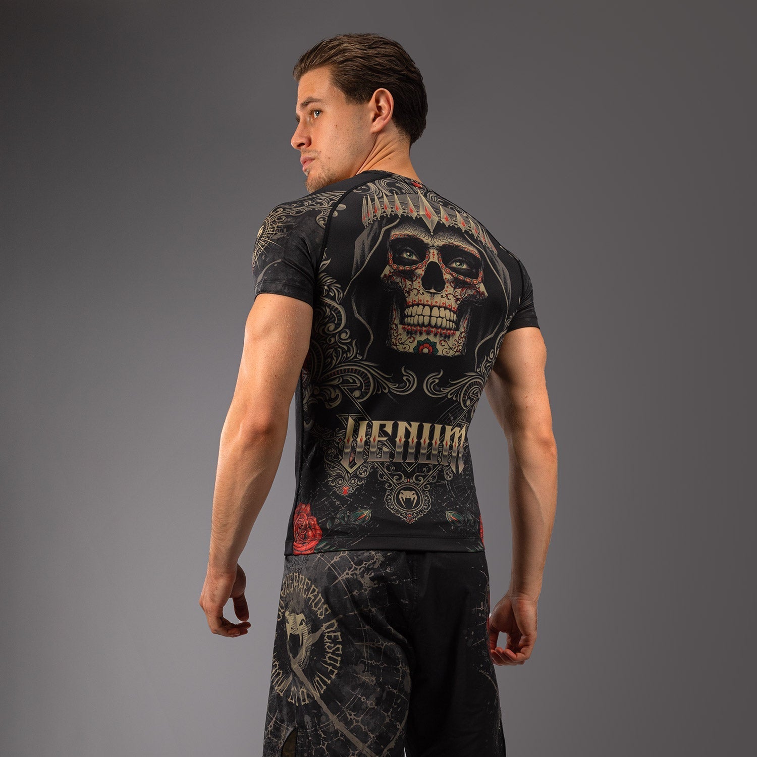 Venum Santa Muerte 5.0 Men's Short Sleeve Rashguard - Deep Black & Gold MMA Training Shirt for BJJ, MMA & Grappling - Moisture Wicking & Quick Dry Performance Top