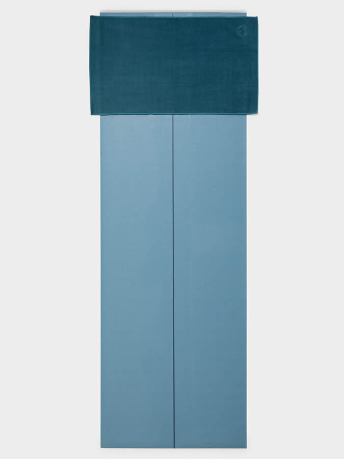 Manduka eQua Yoga Hand Towel - Premium Microfiber for Hot Yoga, Pilates & Gym - Quick-Dry & Non-Slip Grip - Ideal for Sweat Absorption & Workout Essentials