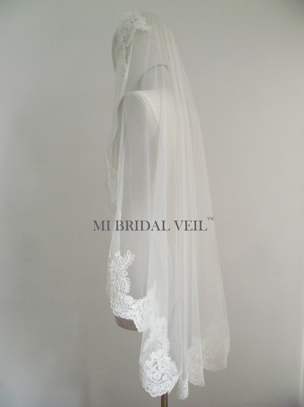 Elegant Mantilla Lace Veil with Rose Design - Fingertip Length Bridal Wedding Veil for Church Ceremony & Romantic Photos