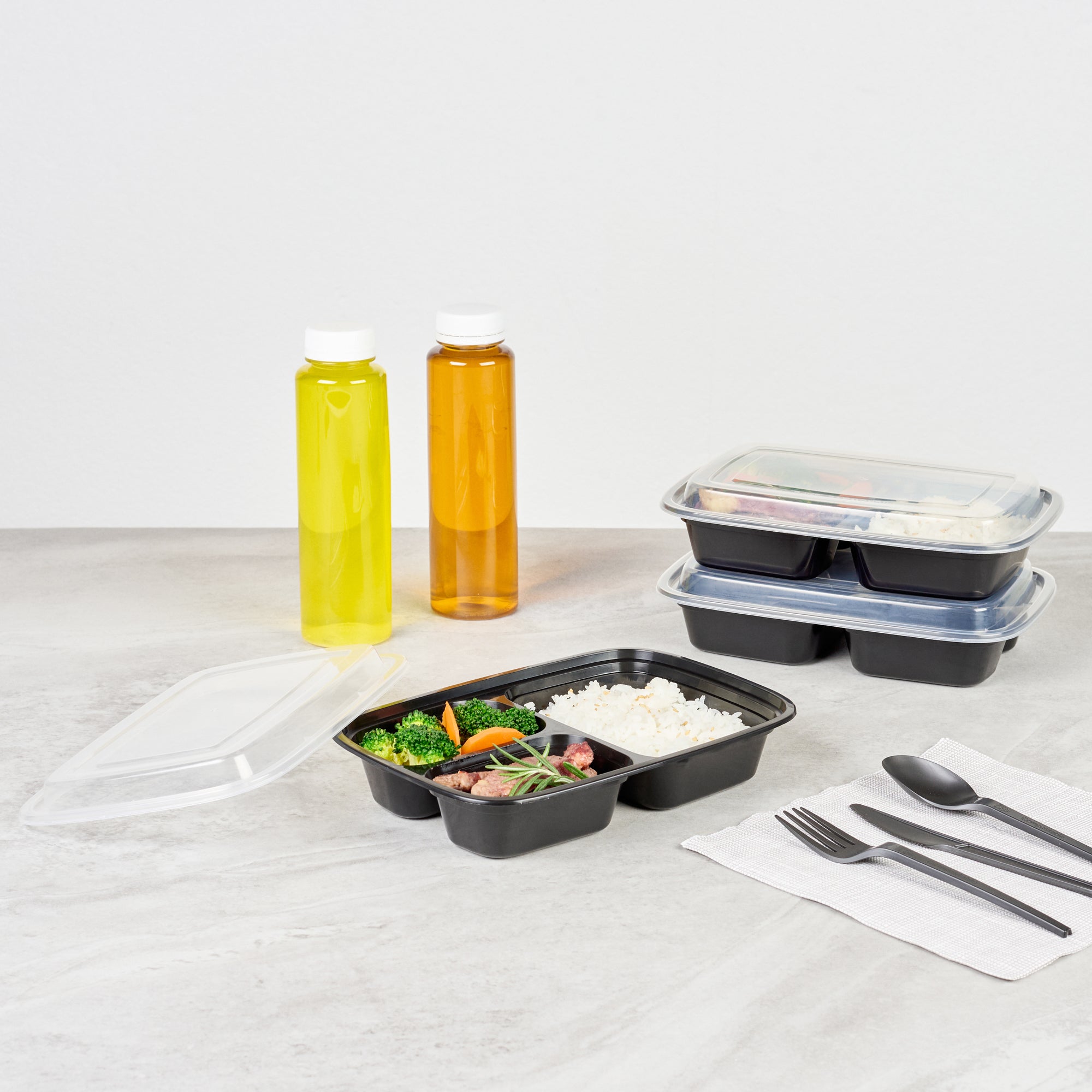 26 oz Black 3-Compartment Plastic Food Storage Containers with Clear Lids - Microwave Safe, 8.75