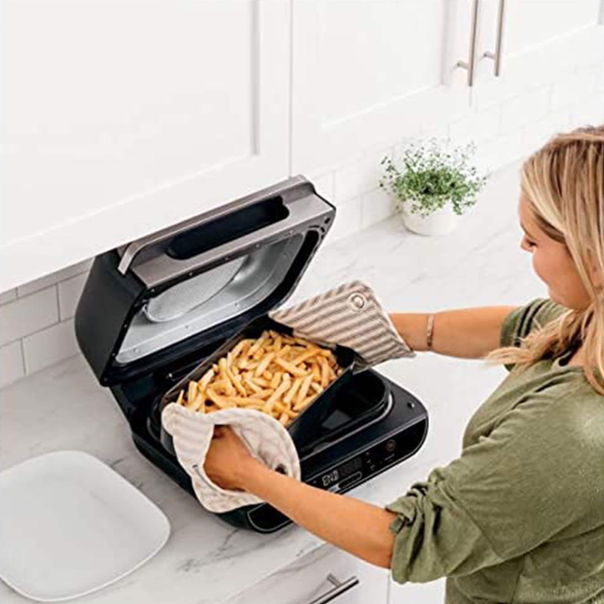 Ninja Foodi 5-in-1 Indoor Grill & Air Fryer with Surround Searing Technology, Removable Grill Plate, Crisper Basket, 4-Quart Cooking Pot & Smoke Control System - Perfect for Grilling, Air Frying, Roasting, Baking & Dehydrating in Small Kitchens & Apartments