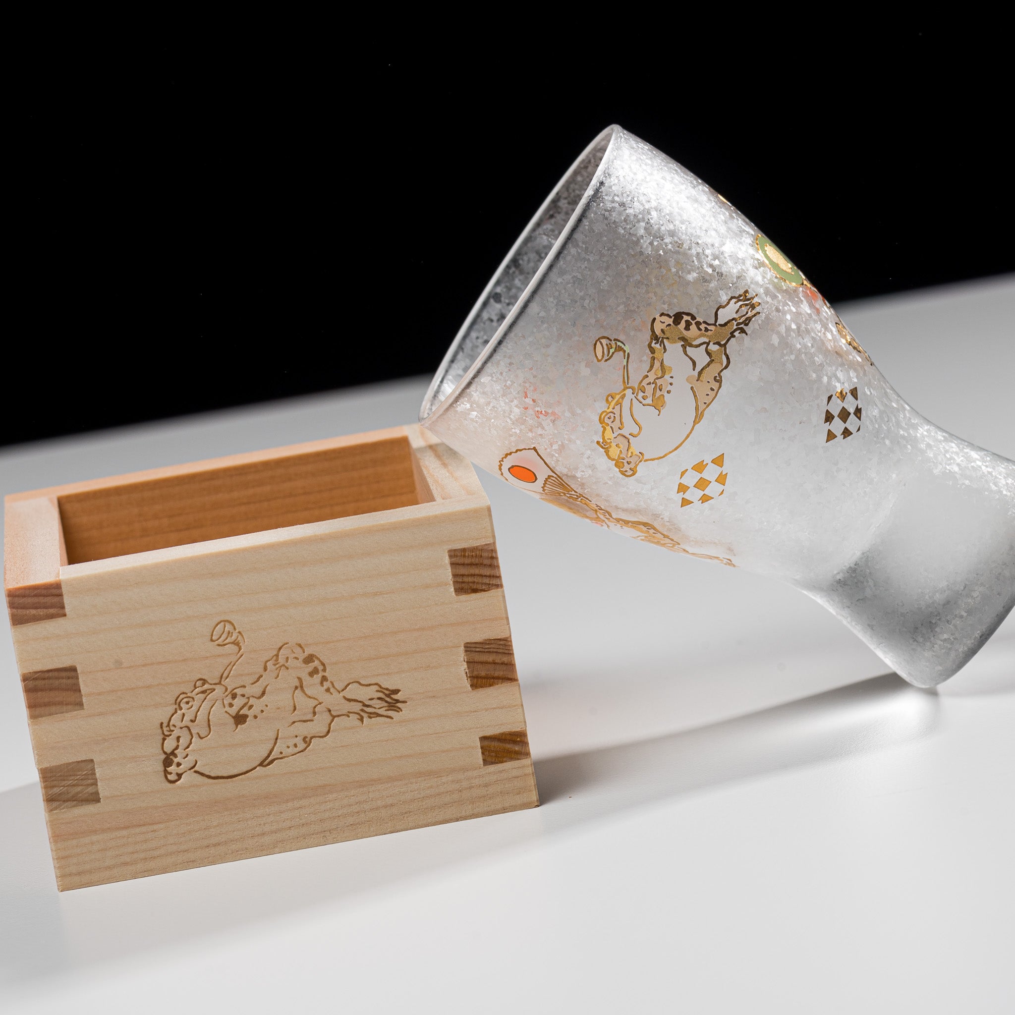 Lucky Frog Sake Cup with Wooden Masu - Traditional Japanese Ceramic Drinking Cup for Sake, Tea & Cocktails - Perfect for Home Bars, Japanese Restaurants & Gift Giving