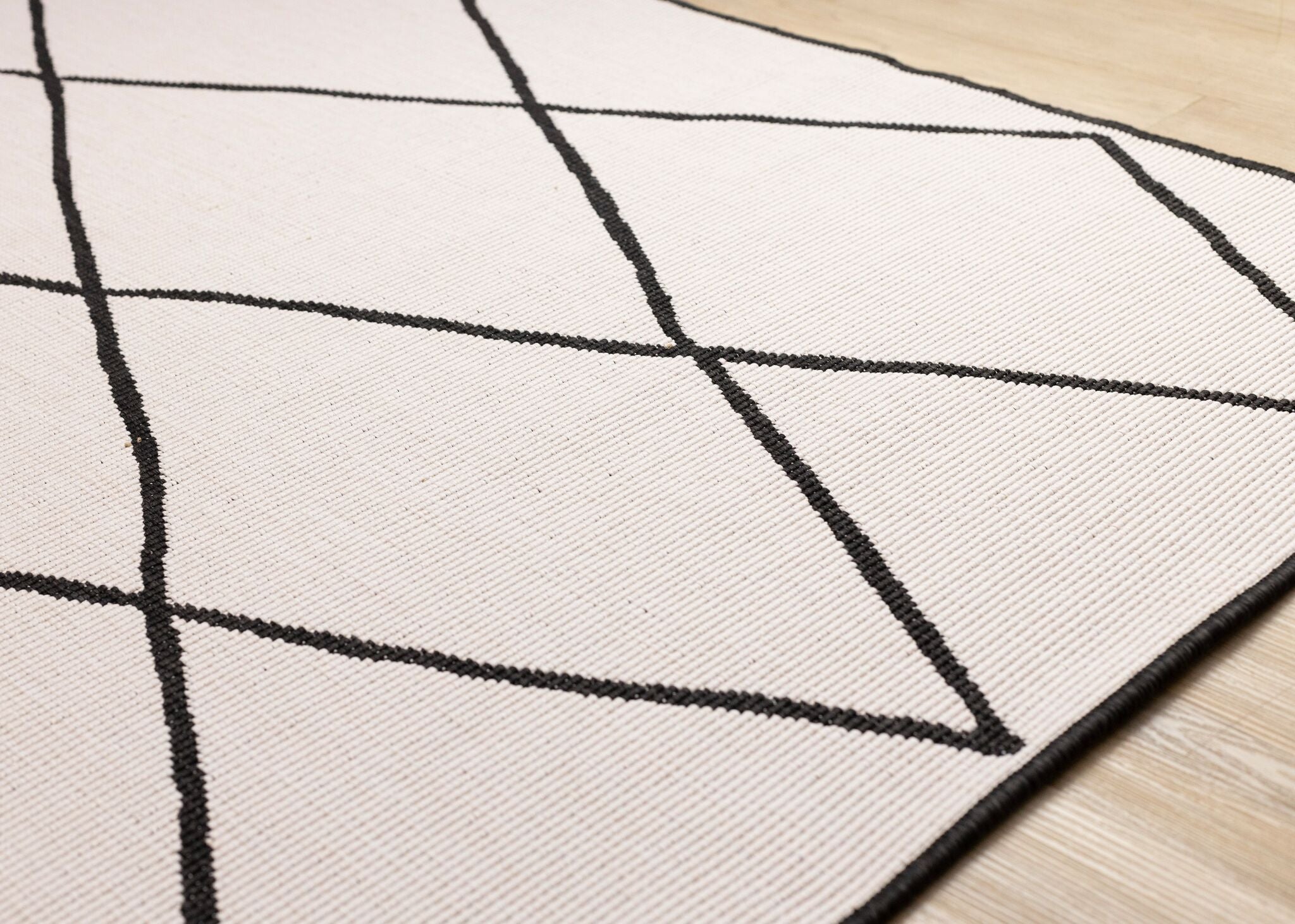 Bristol 6'7 x 9'6 Reversible Trellis Area Rug - White & Black Geometric Pattern - Perfect for Living Room, Bedroom or Office Decor