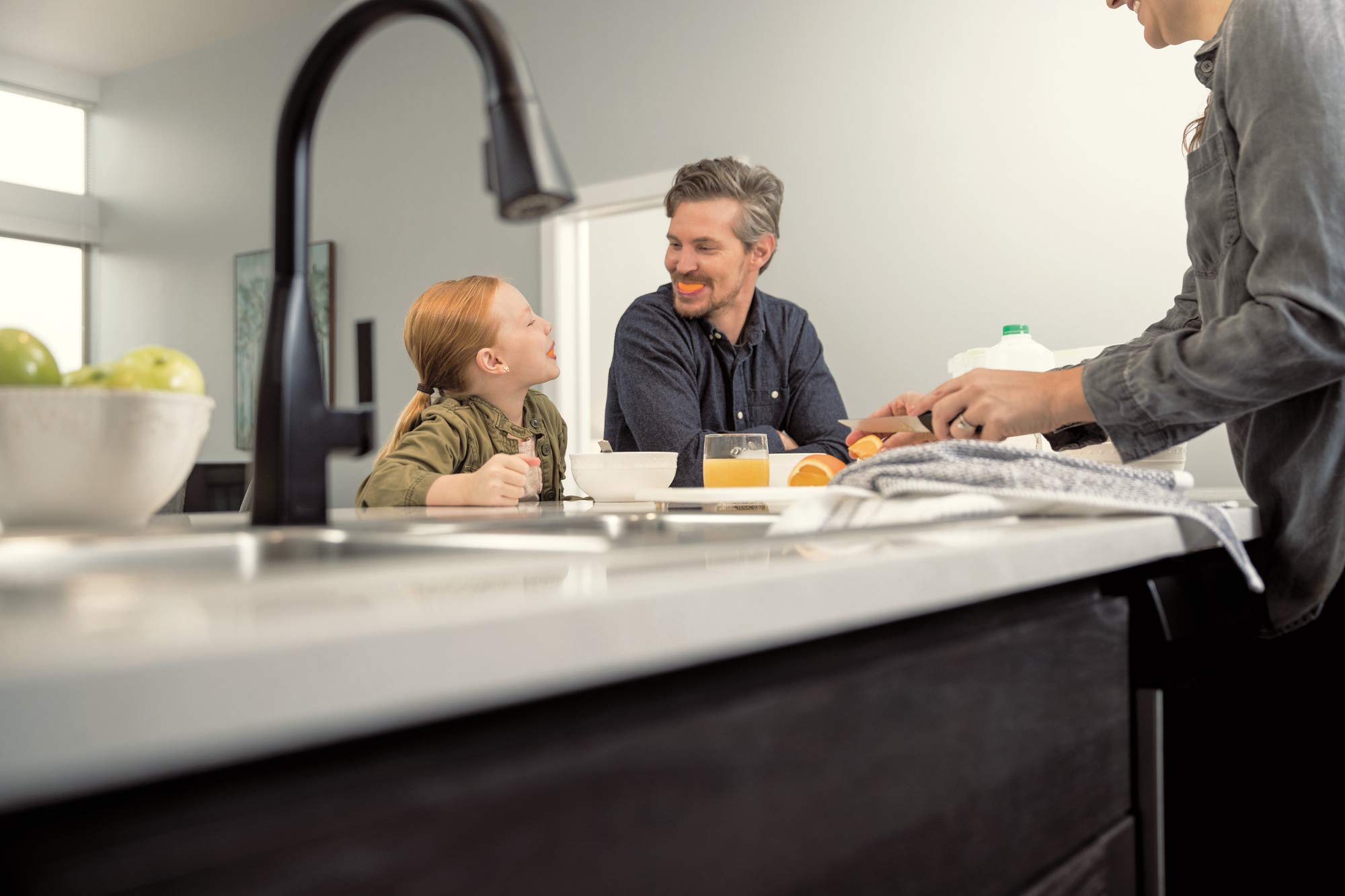 Premium Matte Black Kitchen Faucet with Pull-Down Sprayer - Peerless Xander P7919LF-BL, Single Handle Modern Sink Faucet for Easy Cleaning & Dishwashing - Perfect for Farmhouse, Commercial, and Residential Kitchens