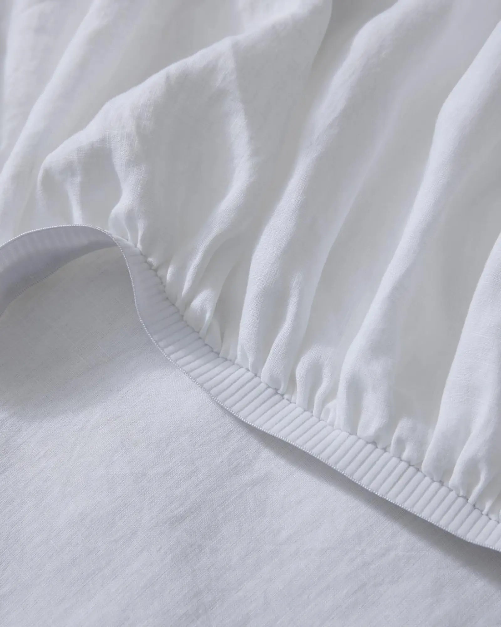 Premium Ravello Fitted Sheet - White Queen Size 100% Cotton Deep Pocket Bed Sheet - Soft & Breathable for Comfortable Sleep - Perfect for Master Bedroom, Guest Room & Vacation Homes