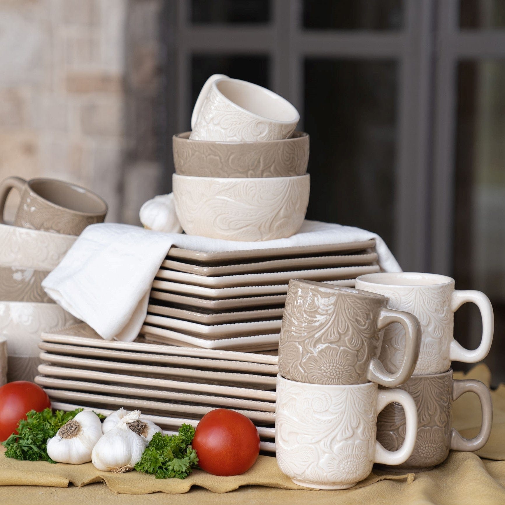 16-Piece Savannah Ceramic Dinnerware Set in Cream & Taupe - Elegant Tableware for Everyday Dining & Dinner Parties