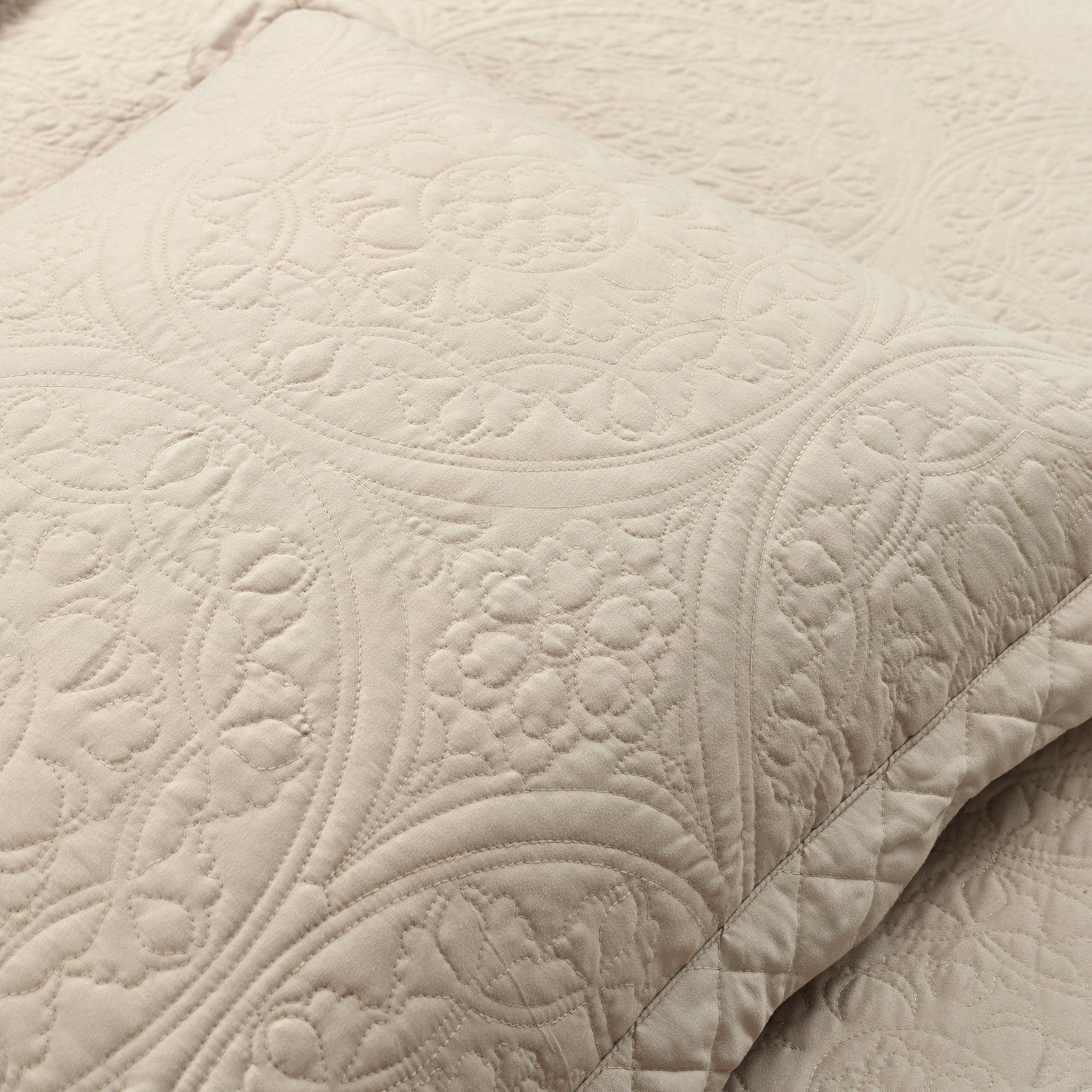 Medallion Scalloped Edge Oversized Bedspread Set - King Size Luxury Bedding with Embroidered Design for Master Bedroom, Guest Room & Hotel Decor
