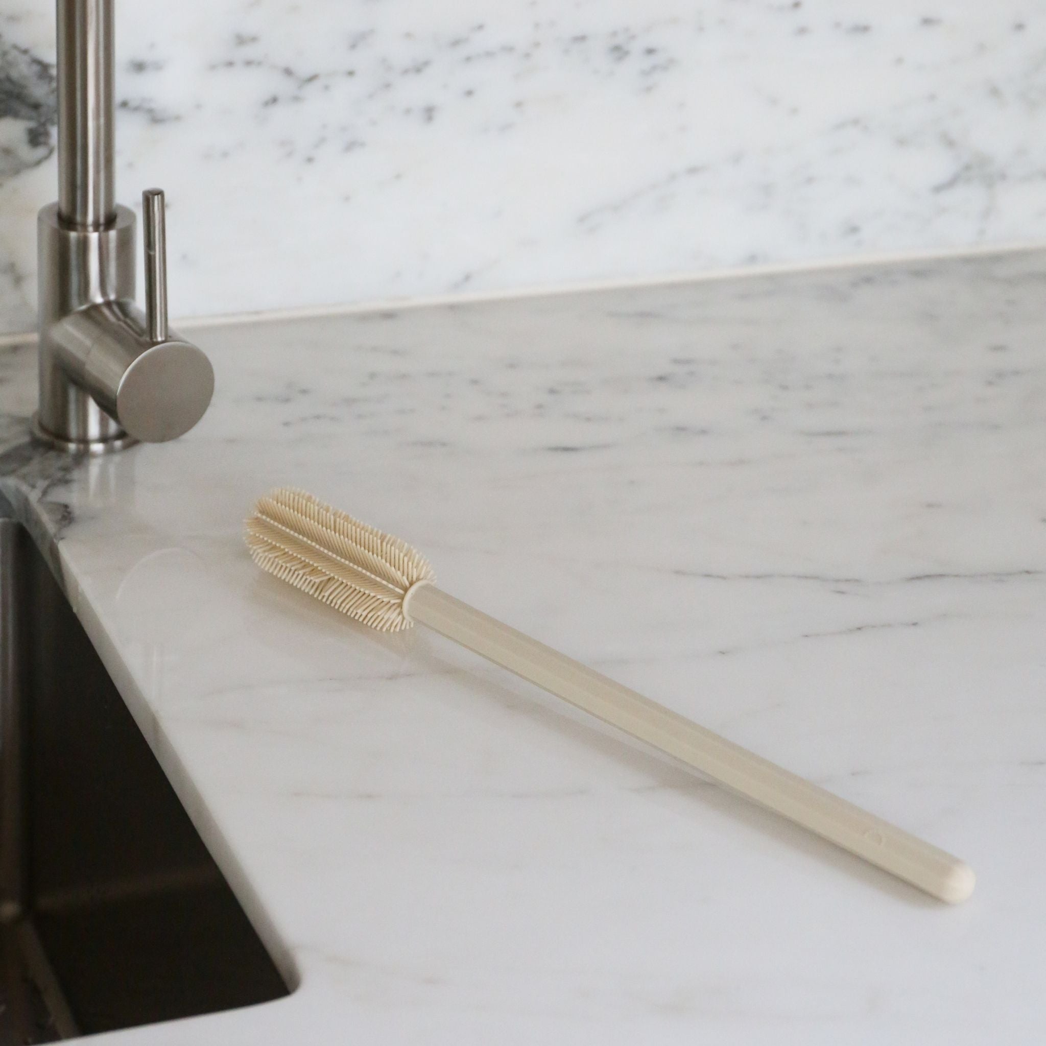 DESIGNSTUFF Bottle Brush with Sand - Long Handle Cleaning Brush for Narrow Bottles, Vases & Tubes - Perfect for Home, Kitchen, Baby Bottles & Laboratory Use