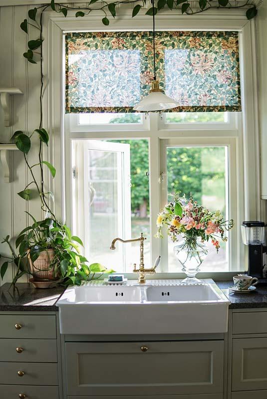 Nottingham Kitchen Faucet with Dishwasher Shut-Off - Bronze Finish for Modern Home & Restaurant Use