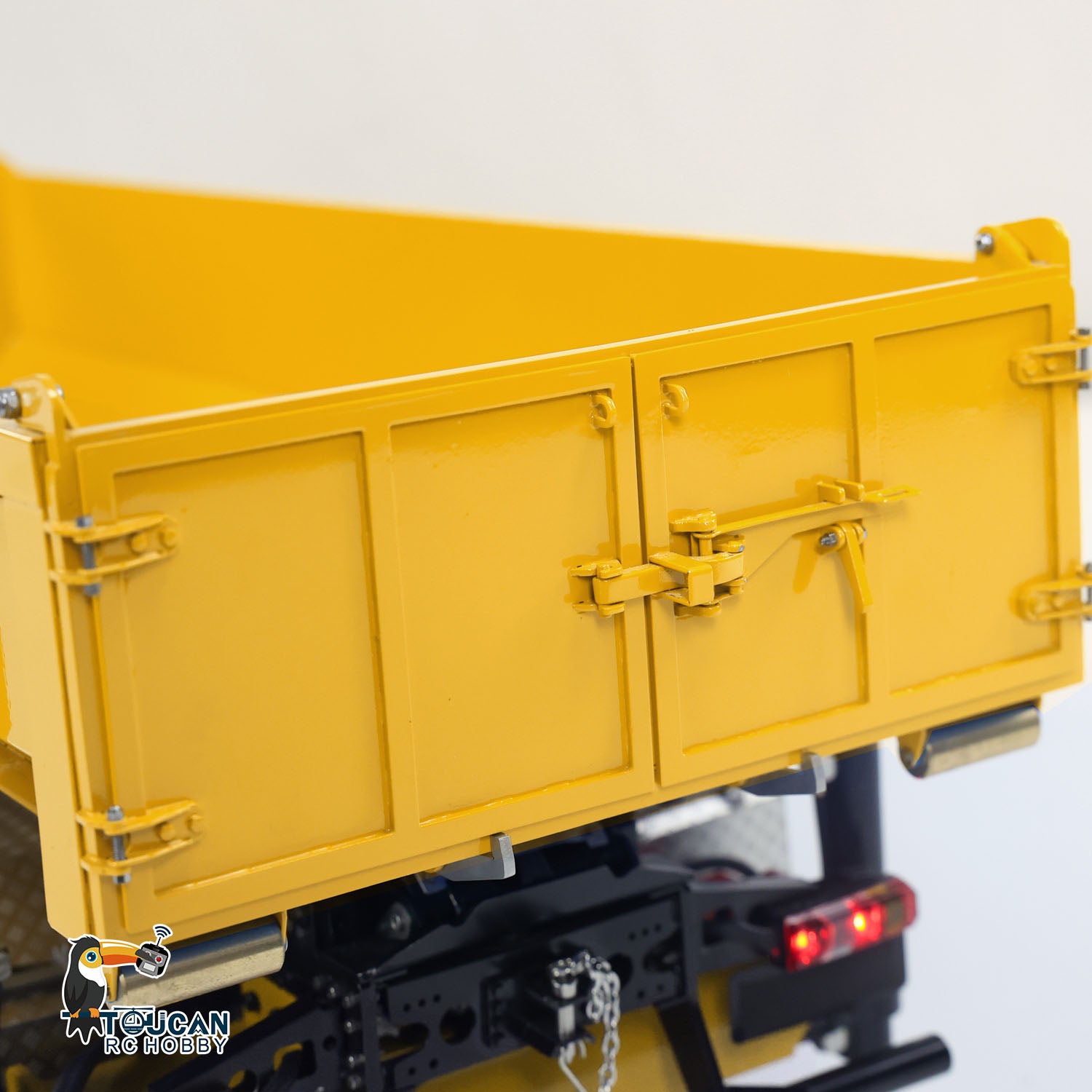 1:14 Scale 10x10 RC Hydraulic Crane Truck - Full Dump Metal Lorry with Rear Axle Steering & U-Shaped High-Standard Bucket & Timber Flatbed - Perfect for Construction Site Simulation, RC Hobbyists, and Collectors