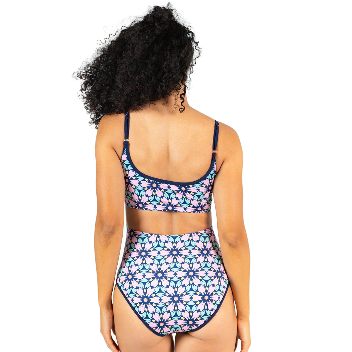 Women's Scoop Neck Outline One Piece Swimsuit - Sexy High Cut Bathing Suit for Beach, Pool & Vacation - Perfect for Summer Swimwear and Water Activities
