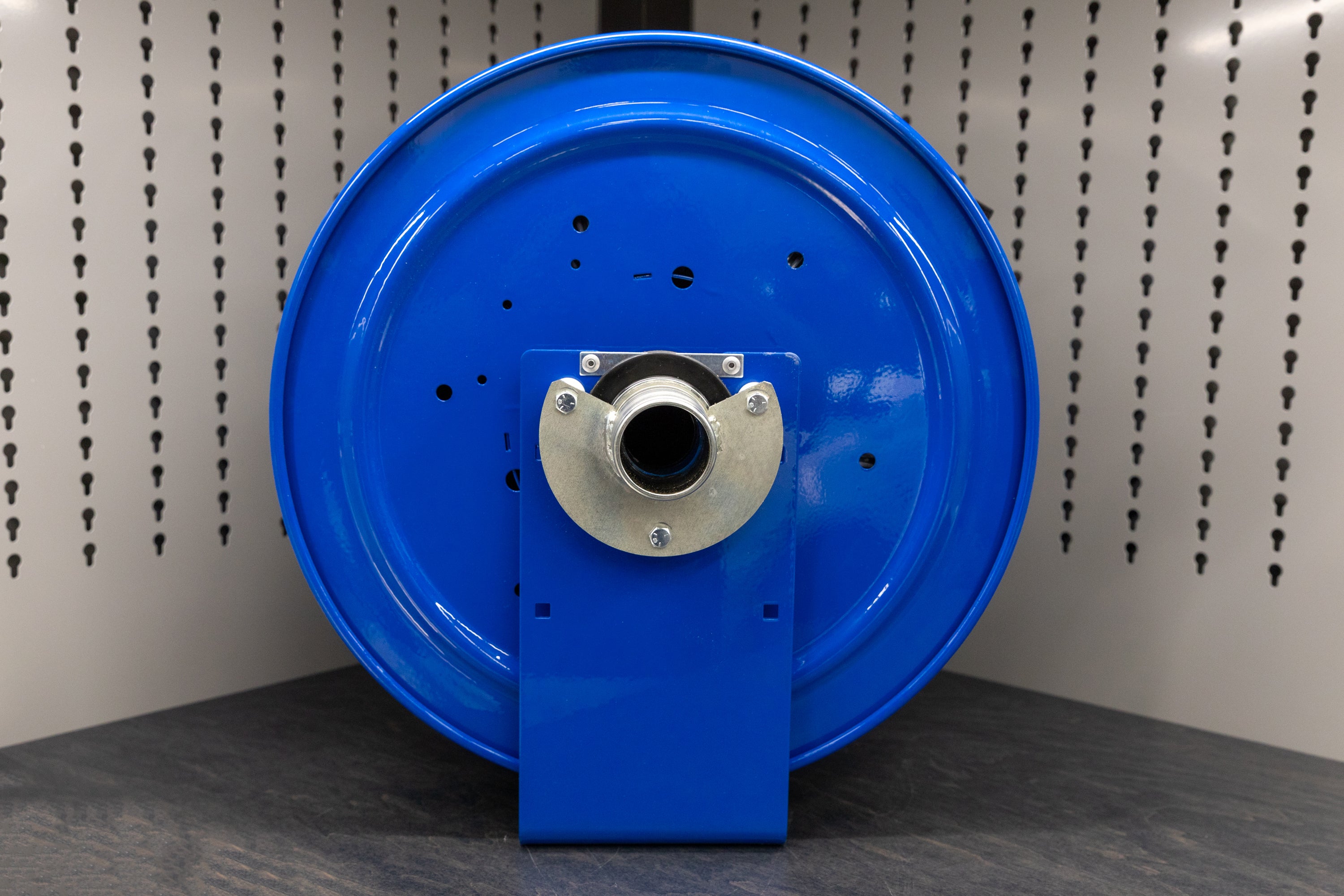 High-Quality Coxreels Vacuum Hose Reel for Industrial & Home Use - Durable Retractable Air Hose Storage Solution for Workshops, Garages & Cleaning