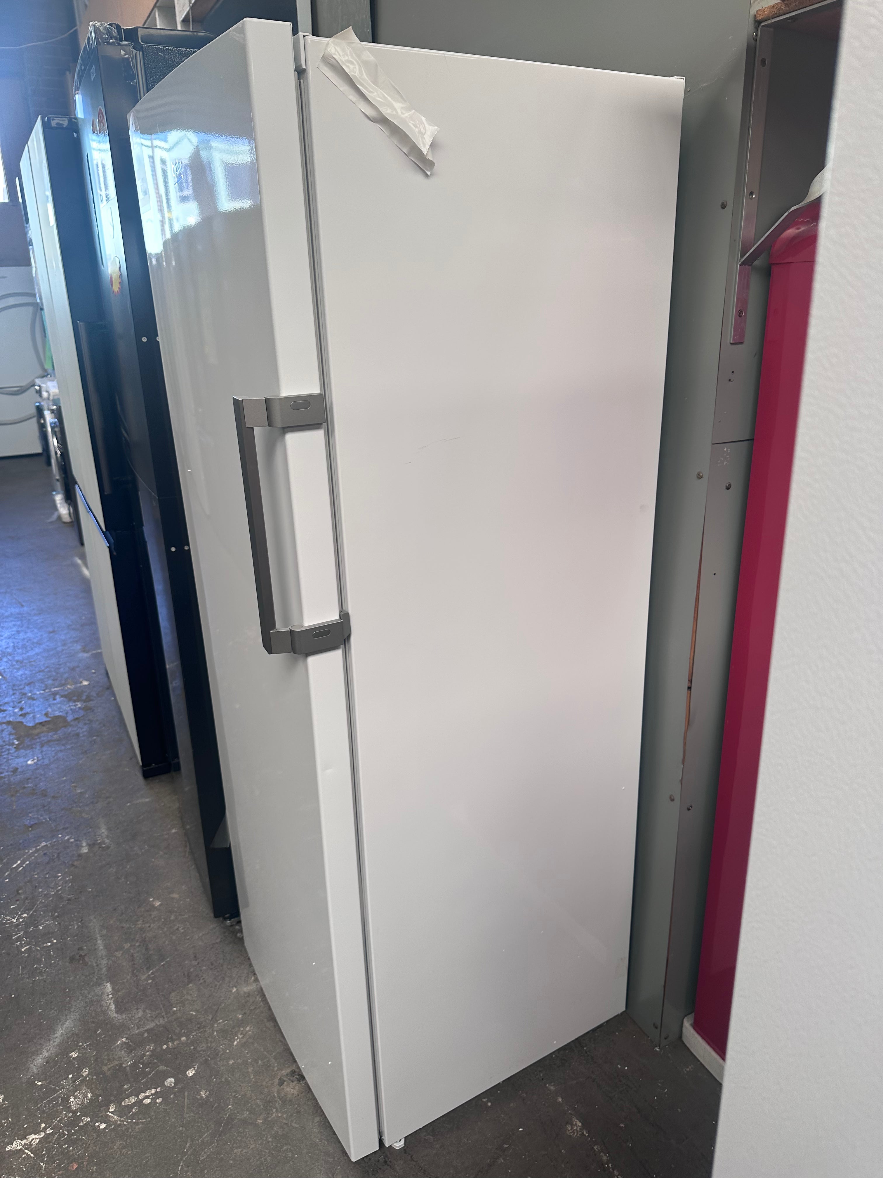 Beko 250L Upright Frost Free Freezer BVF290W - Energy Efficient, Made in Europe, 12 Month Warranty (Carton Damaged) - Perfect for Home, Restaurant & Commercial Kitchen Storage