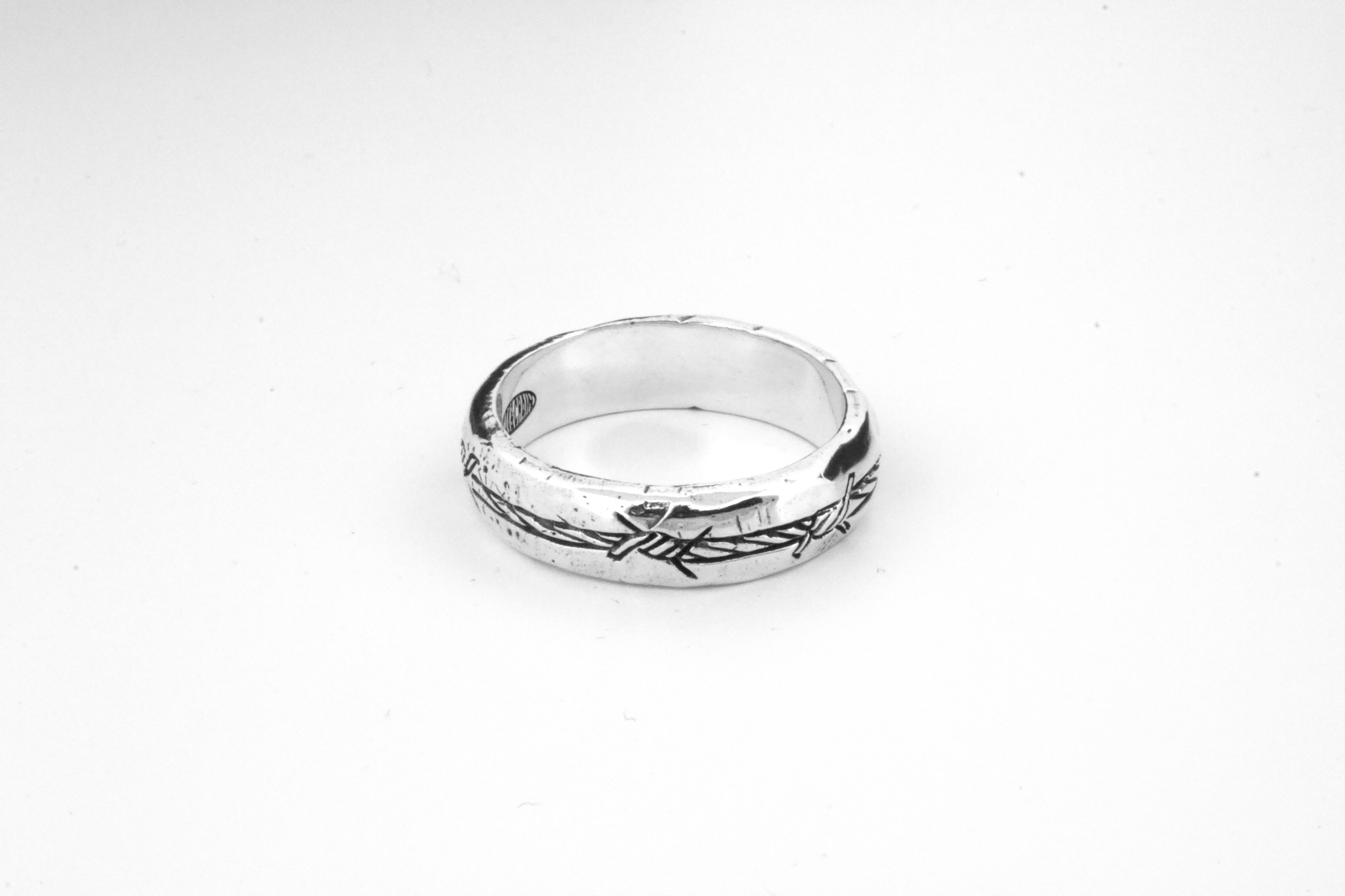 Barbed Wire Ring - Edgy Punk Gothic Jewelry for Women & Men - Perfect for Halloween, Cosplay, and Alternative Fashion