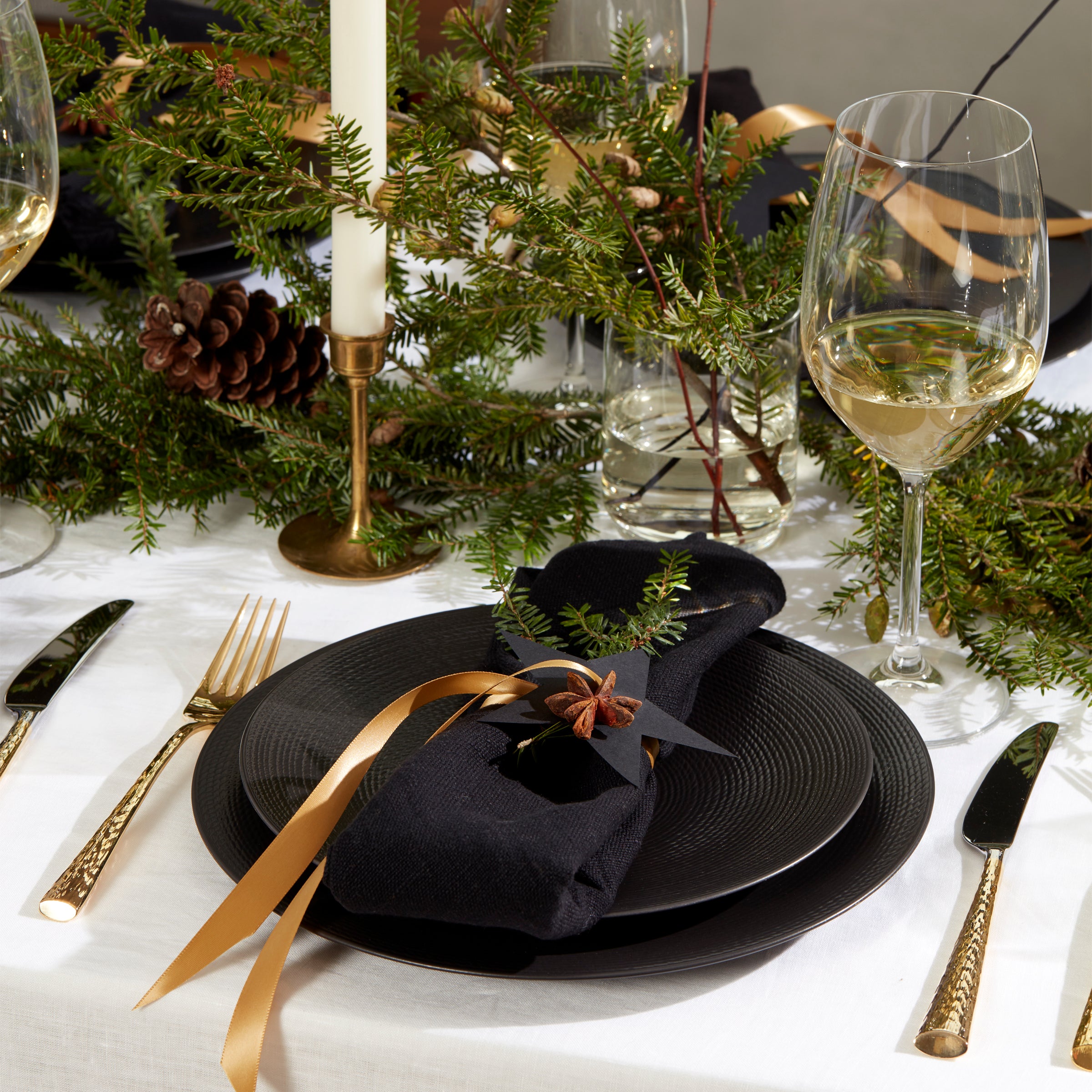 LX Collective Black Accent Plates Set of 4 - Elegant Dinnerware for Modern Dining, Party Serving & Home Decor