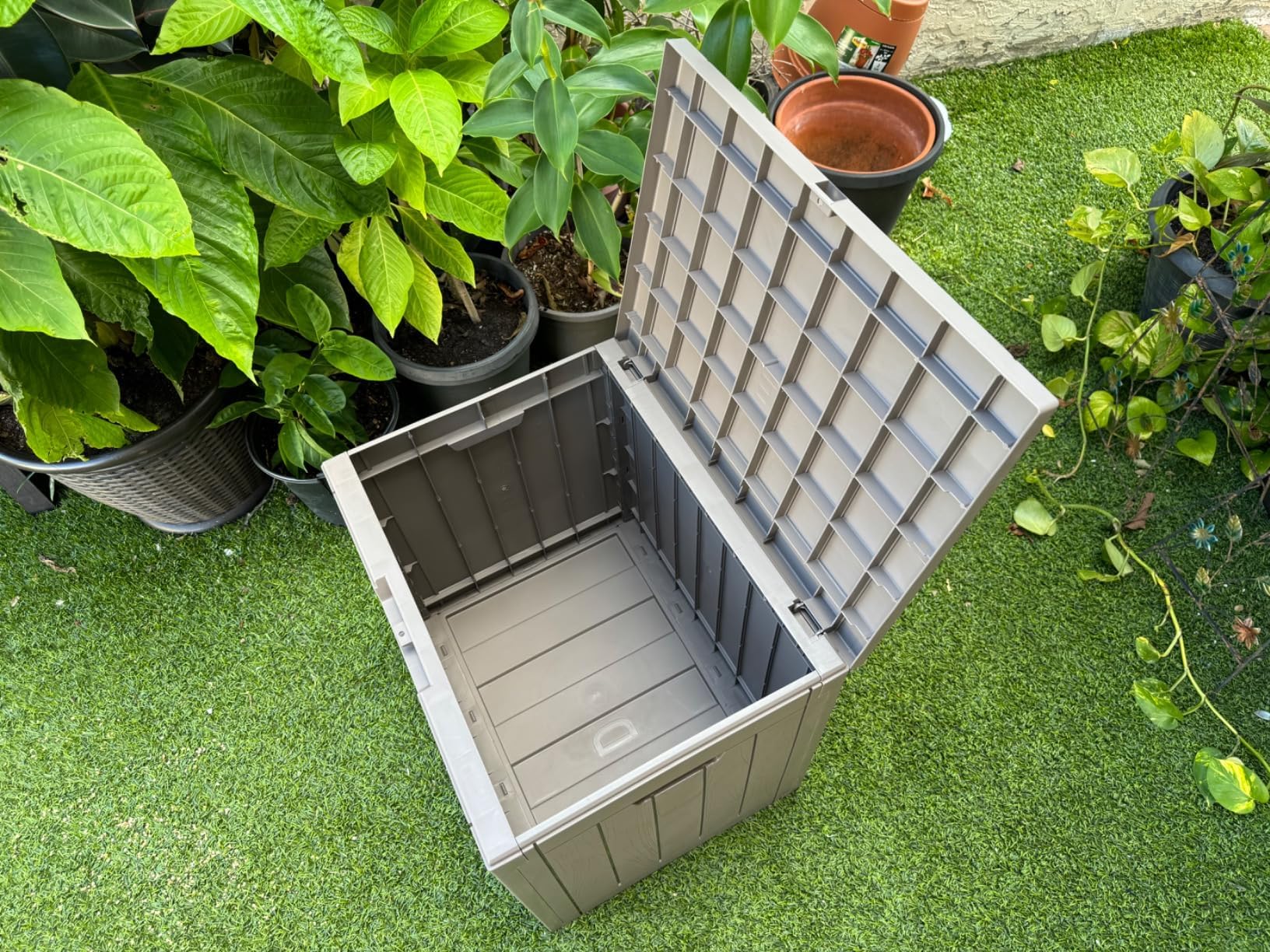 31 Gallon Waterproof Plastic Deck Storage Box with Lockable Lid - Outdoor Patio Toy & Garden Storage Bin for Deck, Backyard, and Poolside Organization