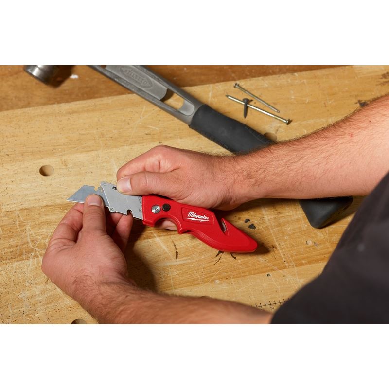 48 22 1901 FASTBACK Utility Knife - Heavy Duty Retractable Razor Knife with 5 Blades - Perfect for Construction, Crafting, and DIY Projects
