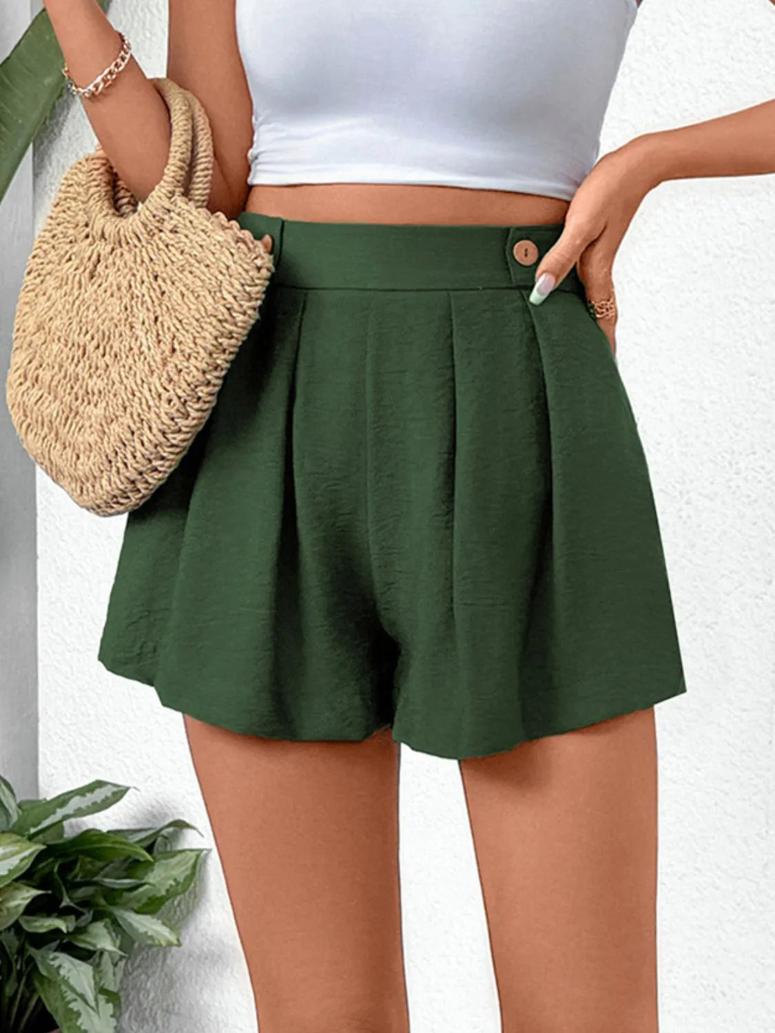 Stylish Pleated Green Resort Shorts with Pockets - Comfortable Casual Wear for Summer Vacation & Beach Outings